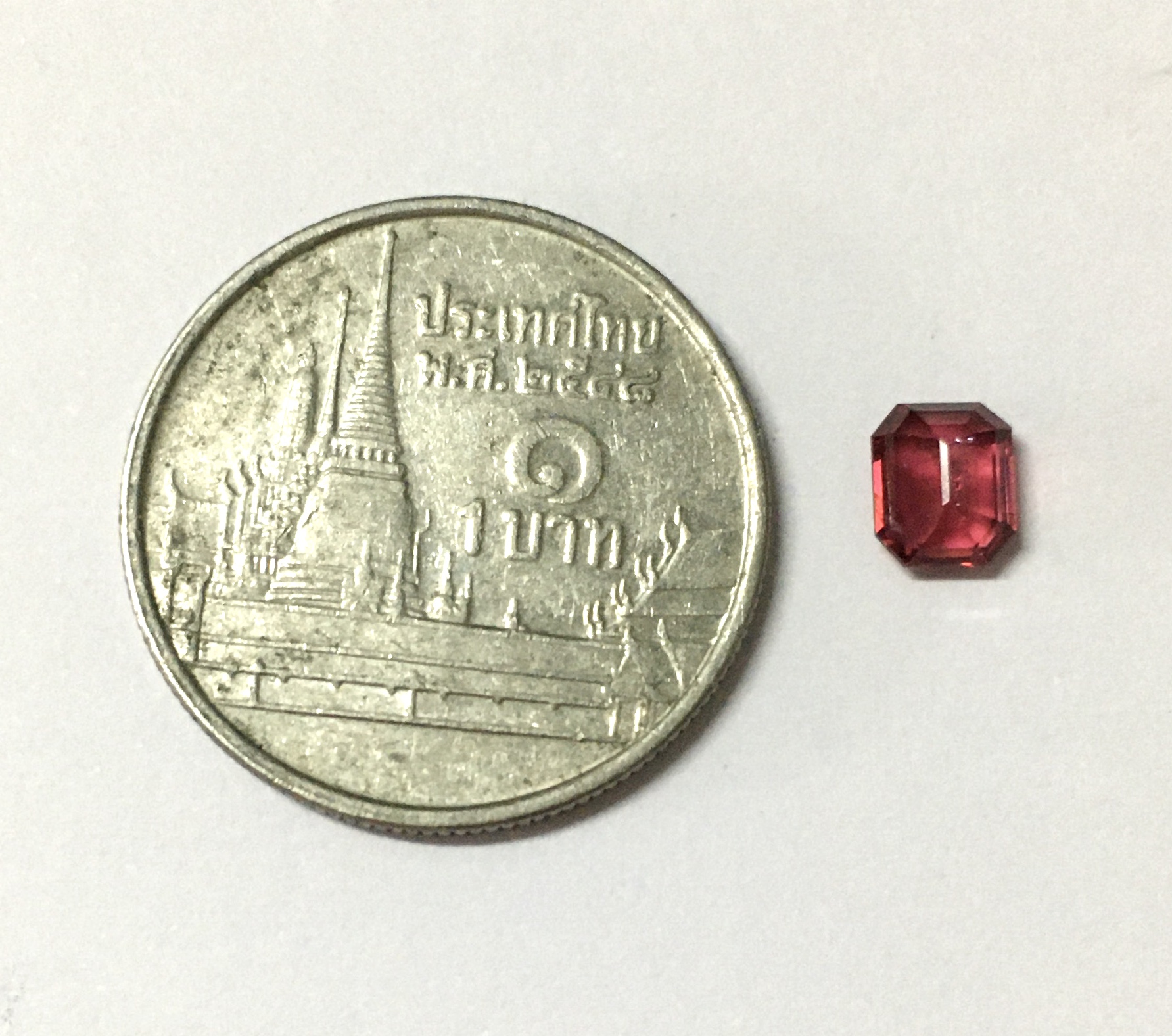 SPINEL สปิเนลแท้ 0.58 กะรัต พลอยดิบ สีแดงสดจัด ไฟดี สีสวยค่ะ ไซส์จิ๋ว สเปคแจ๋ว น่าเก็บค่ะ