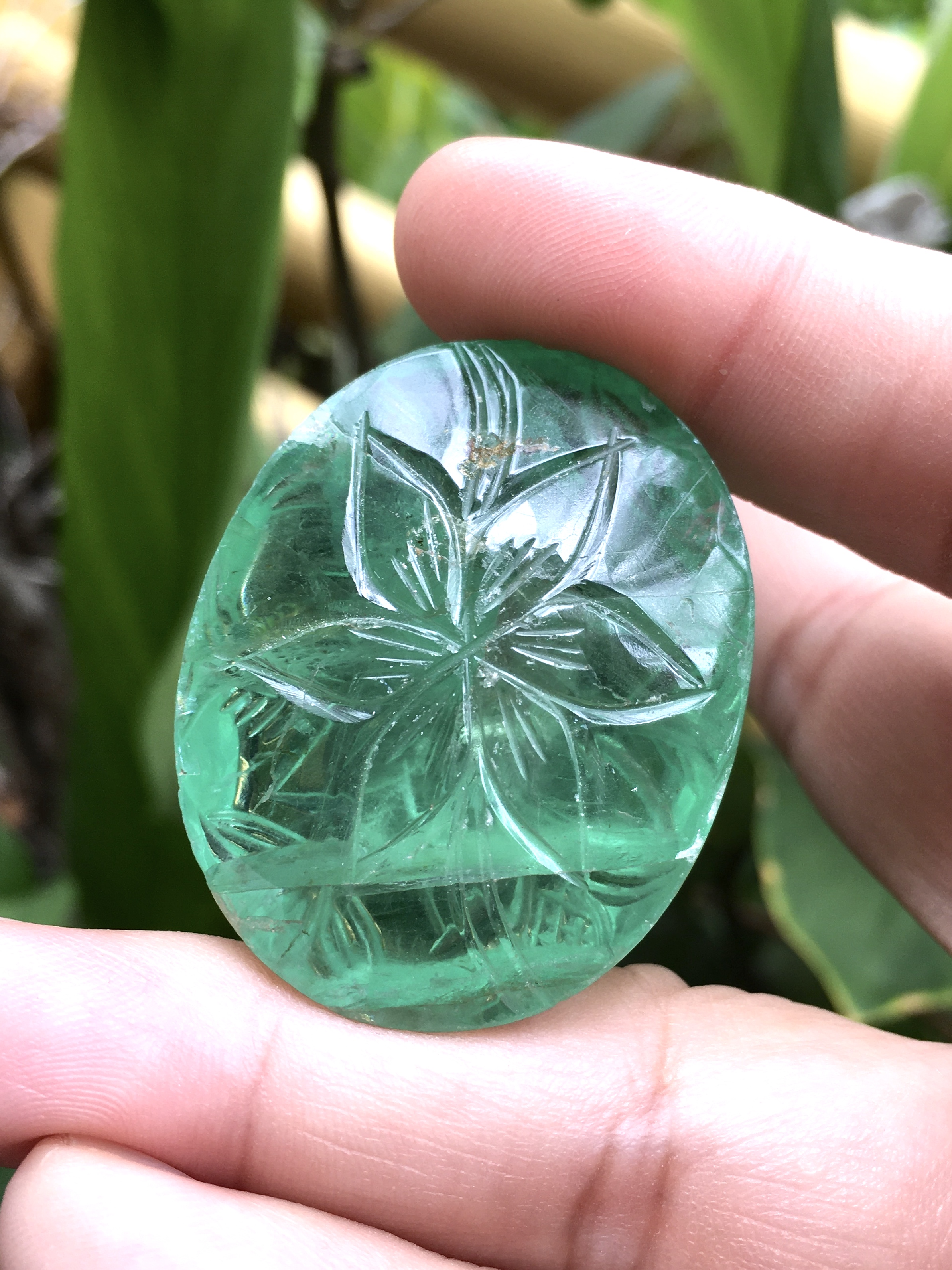 (Big size) FLUORITE ฟลูออไรท์ แท้ 147 กะรัต เม็ดโต สีเขียวโทนหวานๆ แกะลายดอกไม้หน้าหลัง งานมือหายาก มีตำหนิในเนื้อตามธรรมชาติ