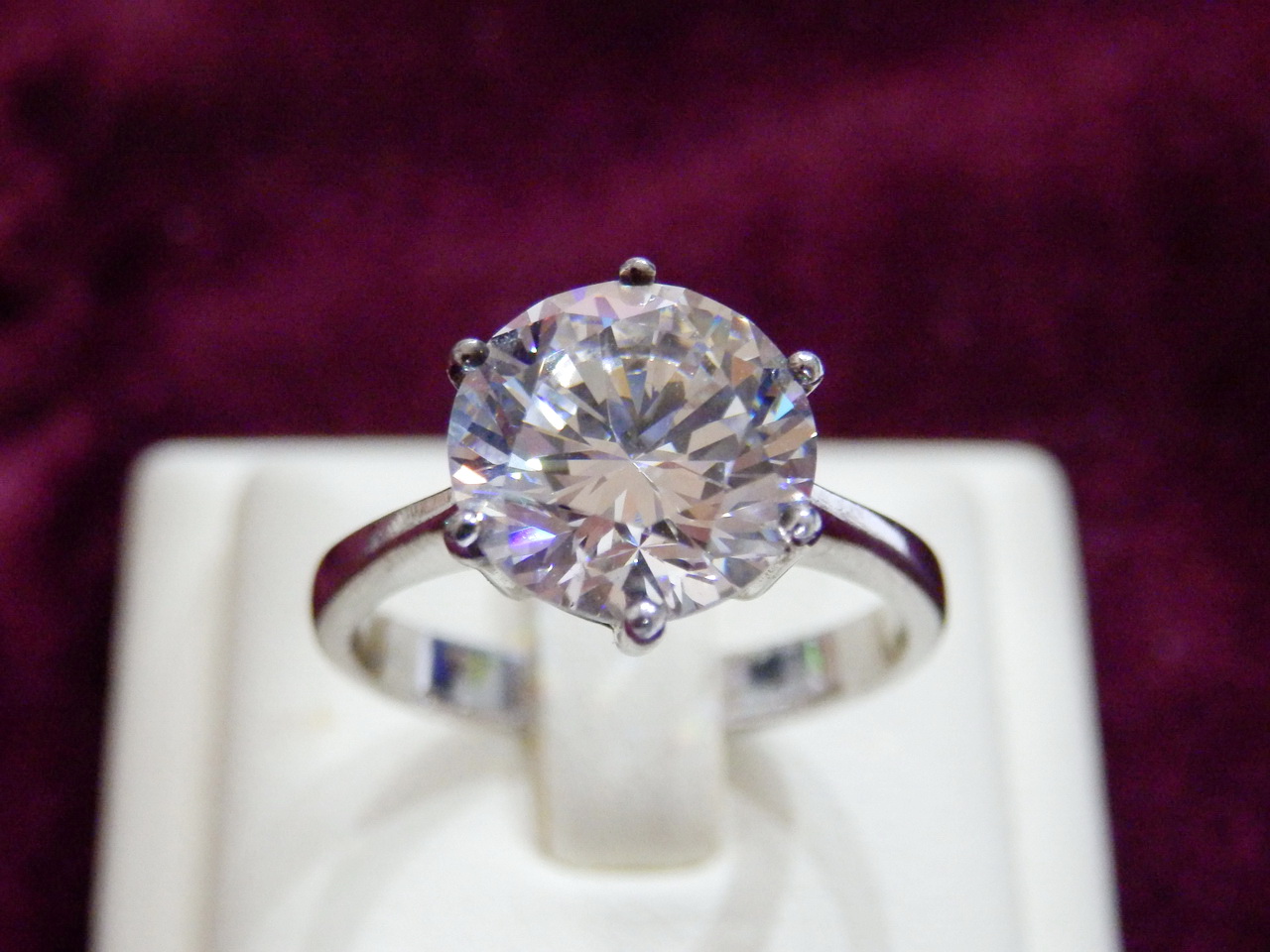 (ลดครึ่งราคา)v14601แหวนเพชรชูขนาด 10 มม.น้ำงาม เพชรโคลนนิ่ง สวยเหมือนจริง ราคาเบาหวิว