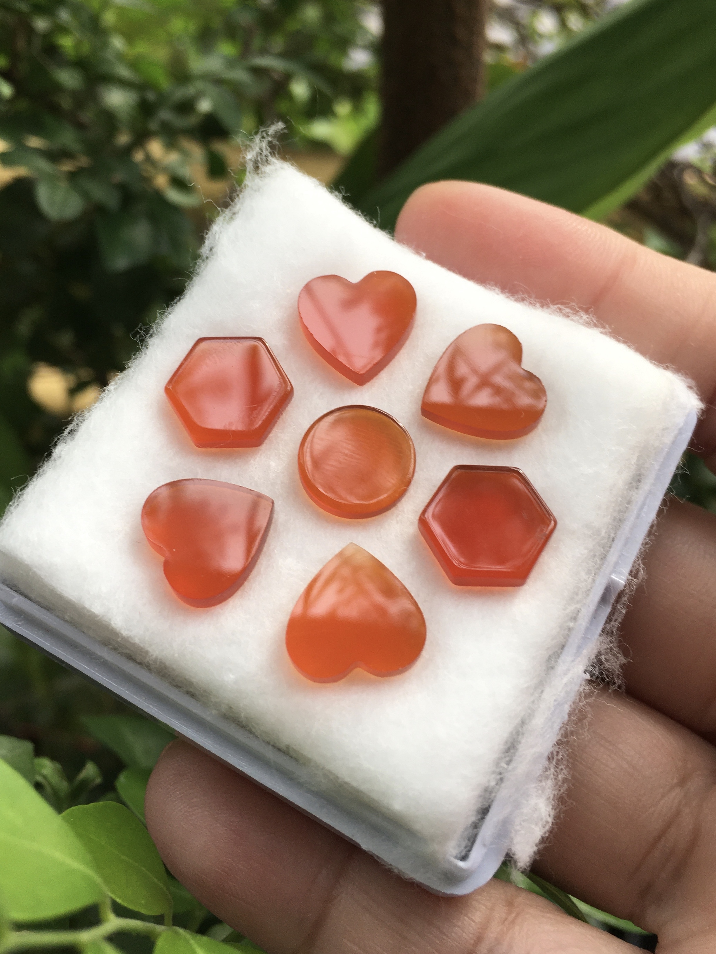 (เหมากล่อง) คาร์เนเลี่ยนแท้ แผ่นเรียบ หัวใจ กลม หกเหลี่ยม เนื้อสะอาด สีสวย เหมาะทำข้อมือหรือเครื่องประดับดีไซน์เกร๋ๆ