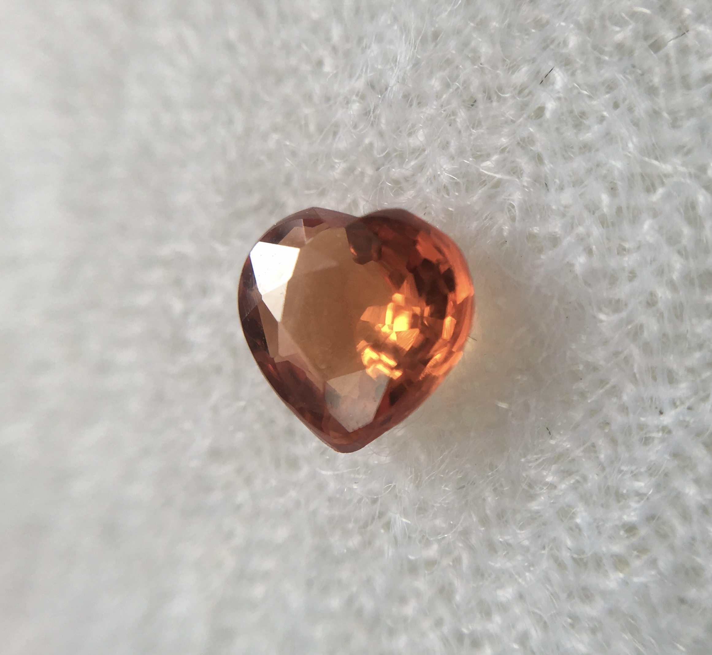 ORANGE SAPPHIRE ออเรนจ์แซฟไฟร์แท้ 0.62 กะรัต สีส้มสด สว่างเต็มเม็ด ทรงหัวใจเม็ดนี้สวยมากค่ะ