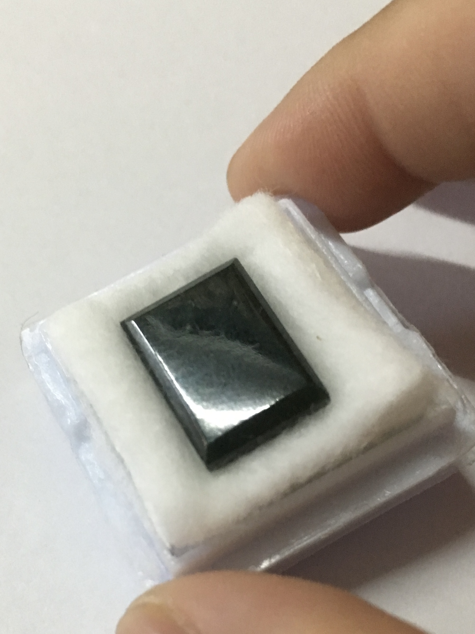 JADEITE หยกแท้ 8 cts. Type a เนื้อดี สีสวย หยกแผ่นสีเสมอ โทนเขียวเข้ม