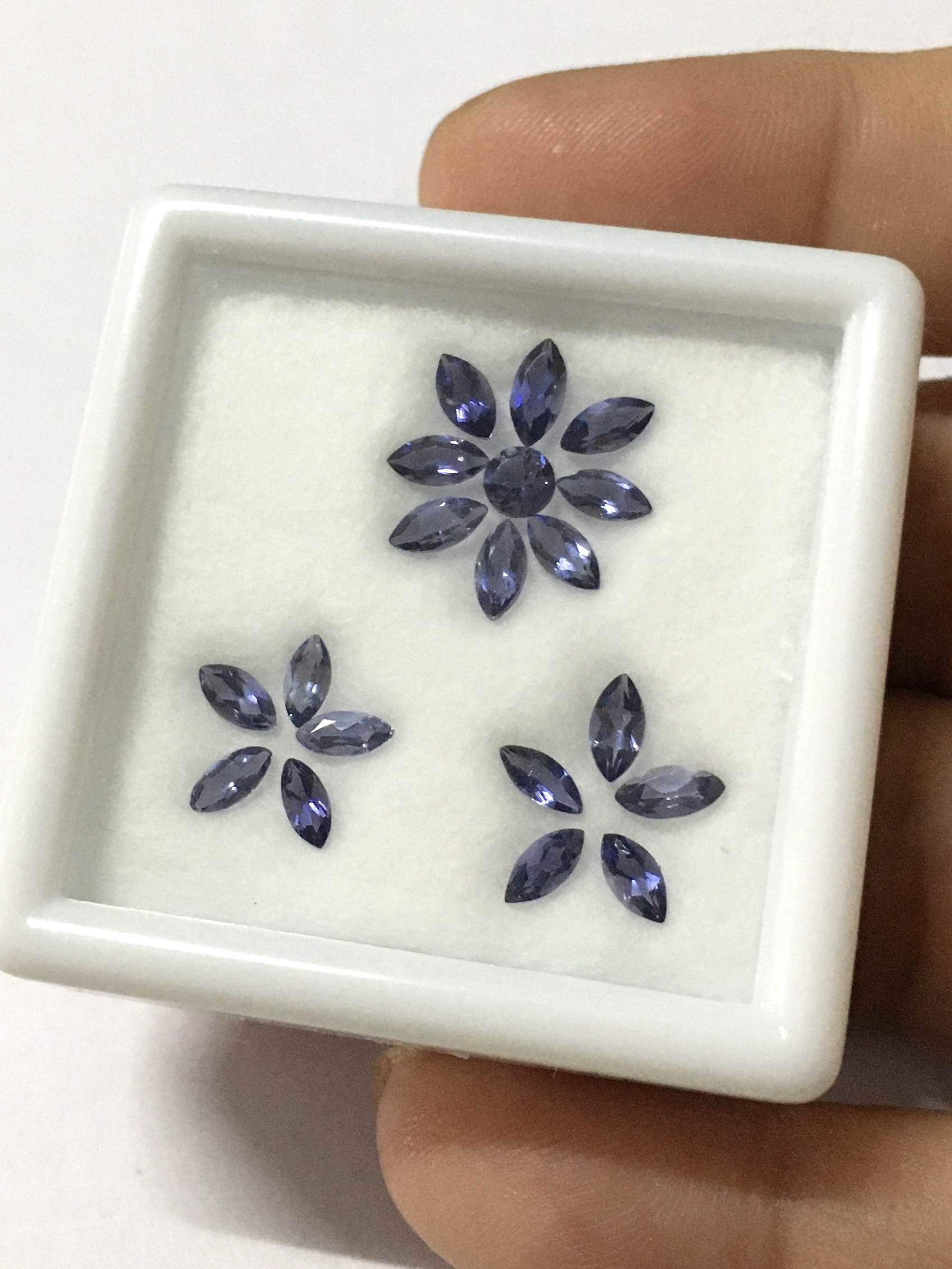 (เหมากล่อง) IOLITE ไอโอไลต์ 19 เม็ด 2.23 กะรัต พลอยแท้ หวานเจี๊ยบ จัดเซต แหวน ต่างหู น่ารักมากกกก