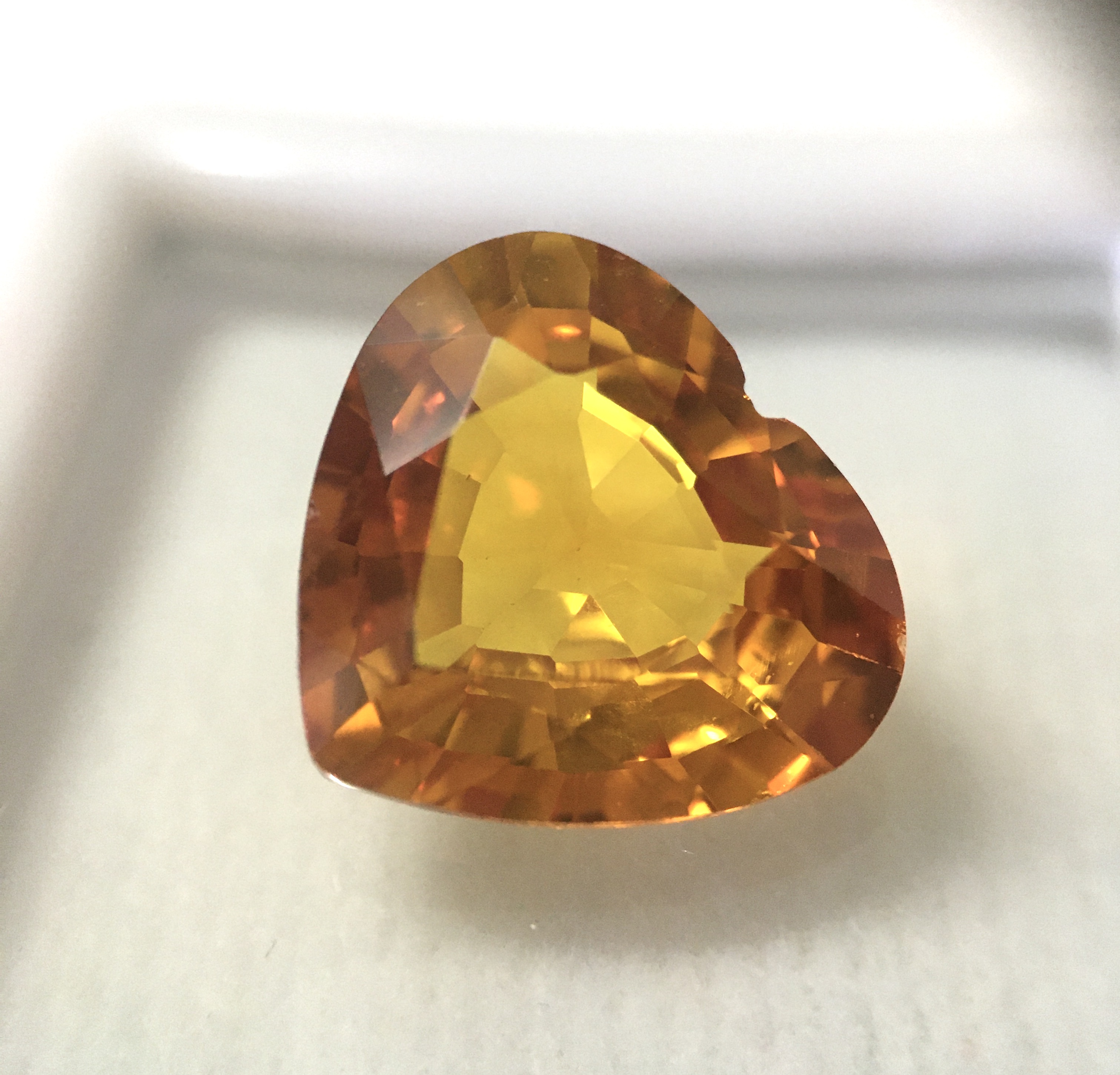 บุษราคัม โคลนนิ่ง 6.7 กะรัต พลอยสังเคราะห์เนื้อแข็ง ทรงหัวใจ เหลี่ยมคมเนื้อสวยจัด ไฟดีม๊าก