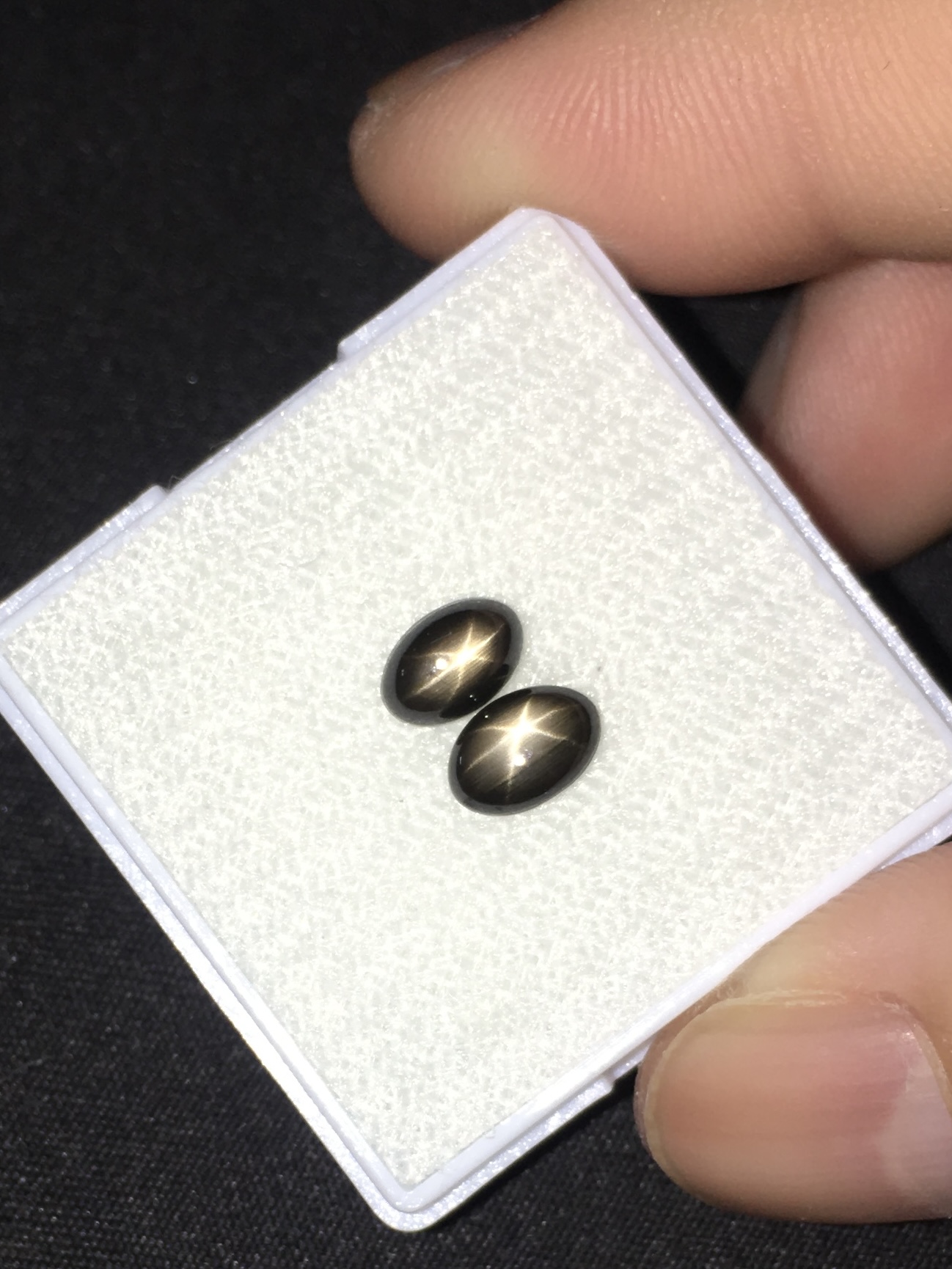 BLACK STAR SAPPHIRE แบล็คสตาร์แซฟไฟร์ แท้ 2 เม็ด หนักรวม 1.94 กะรัต สวยสว่าง ขาชัดคมค่ะ