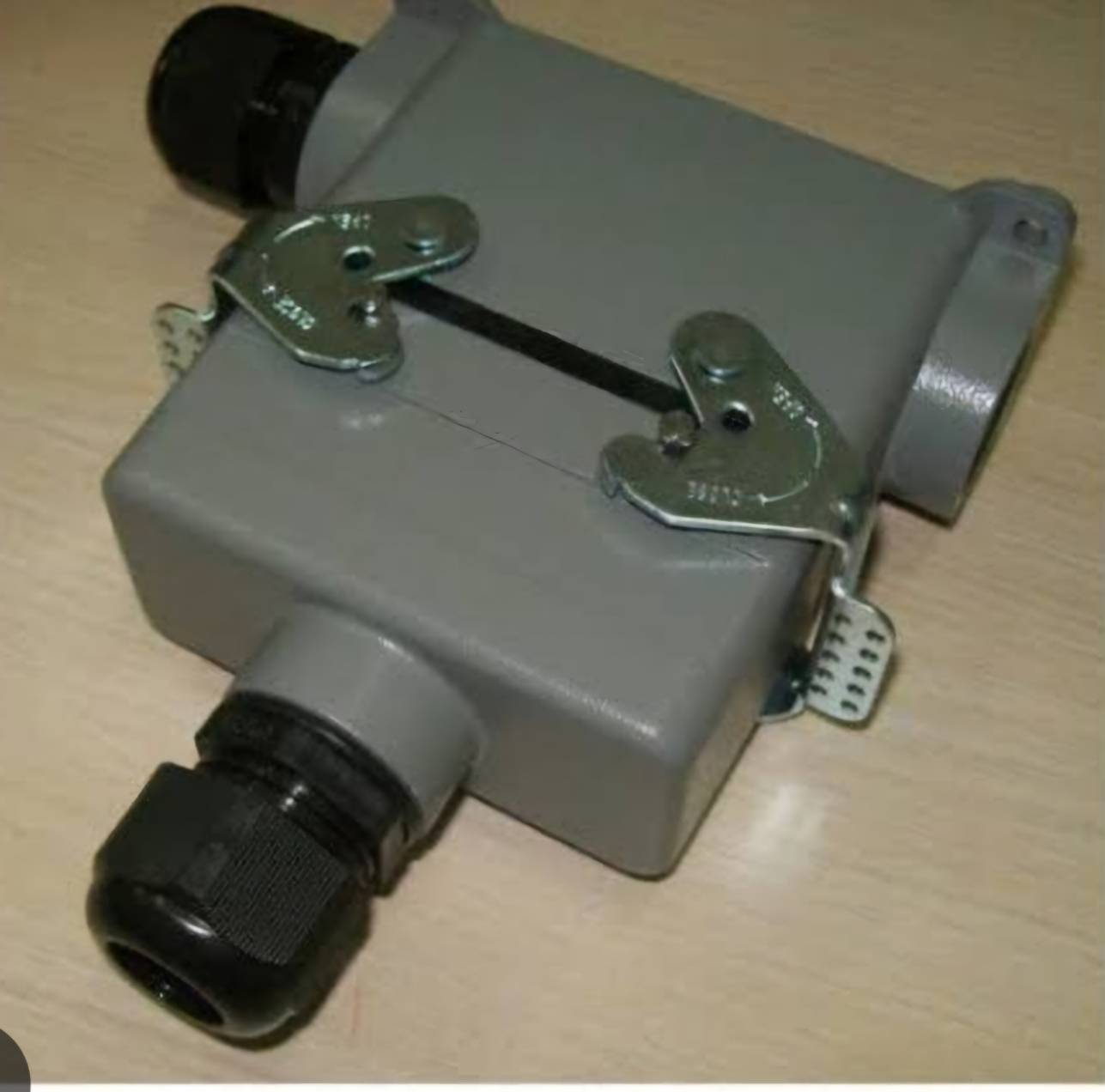กล่องเสียบสายไฟและสายเคเบิลวิ่งบนรางซี/connector for pendant trolley