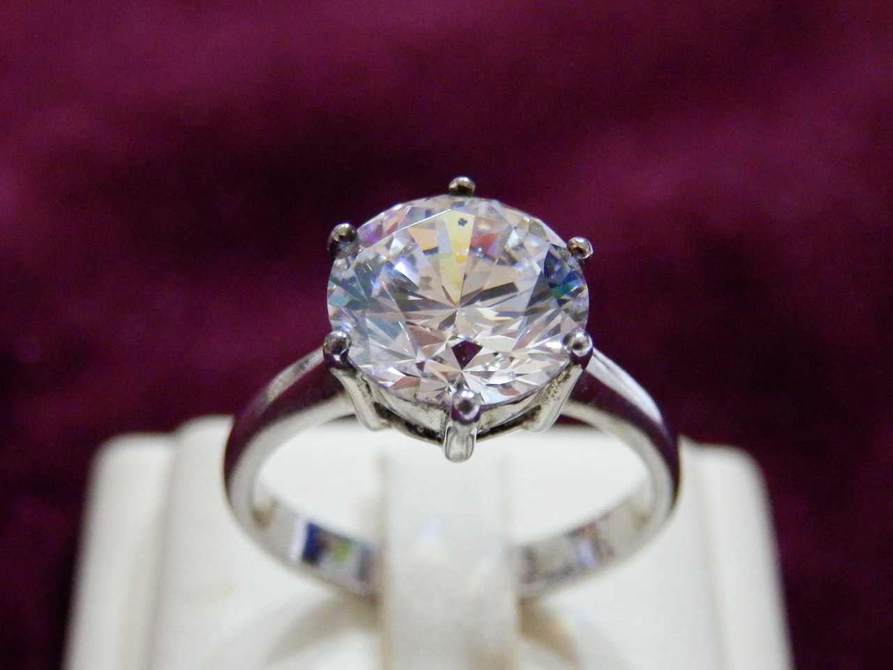 (ลดครึ่งราคา)v14601แหวนเพชรชูขนาด 10 มม.น้ำงาม เพชรโคลนนิ่ง สวยเหมือนจริง ราคาเบาหวิว