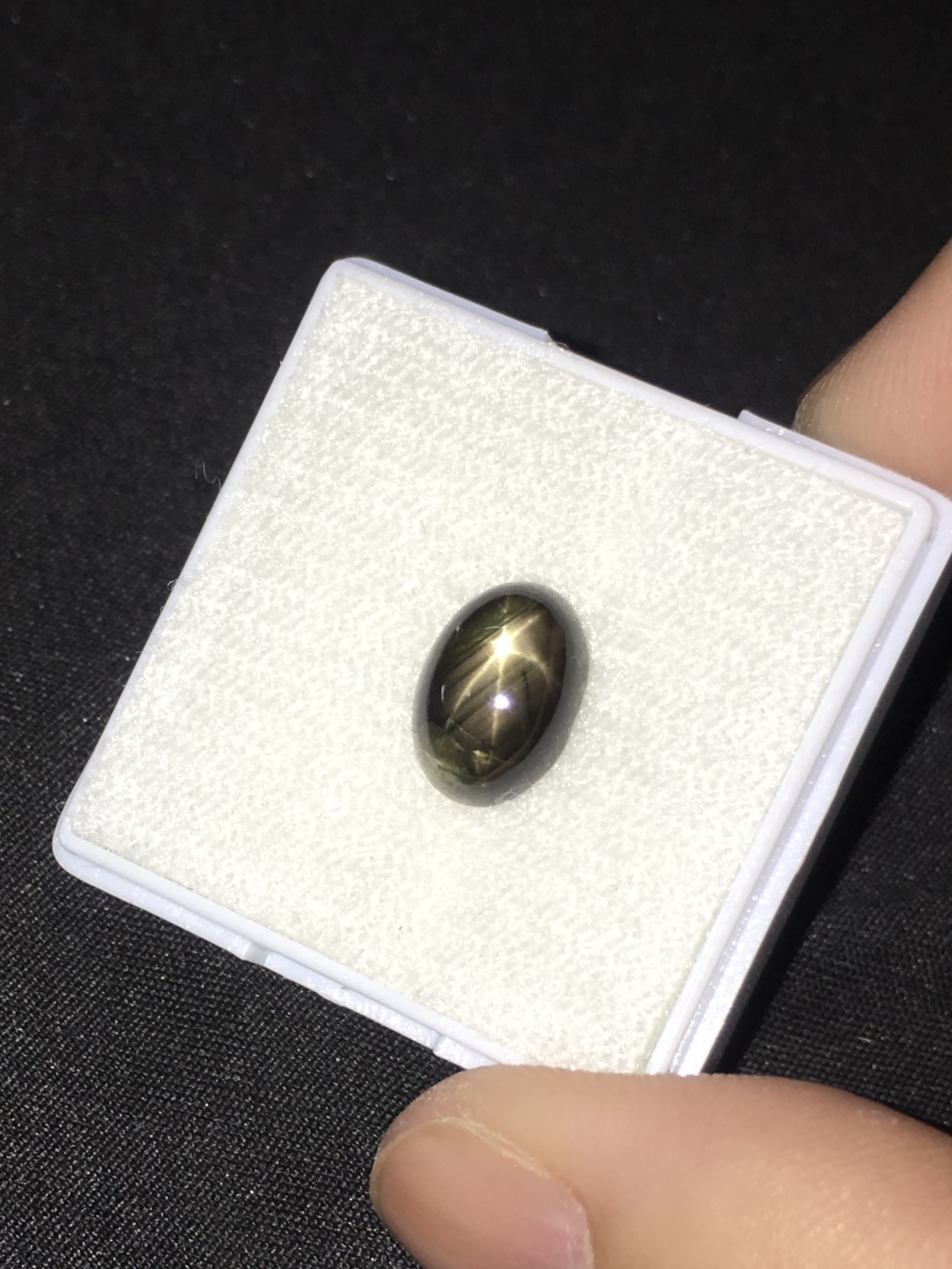 BLACK STAR SAPPHIRE แบล็คสตาร์แซฟไฟร์ 2.38 กะรัต สวยสว่าง ขาชัดคมค่ะ