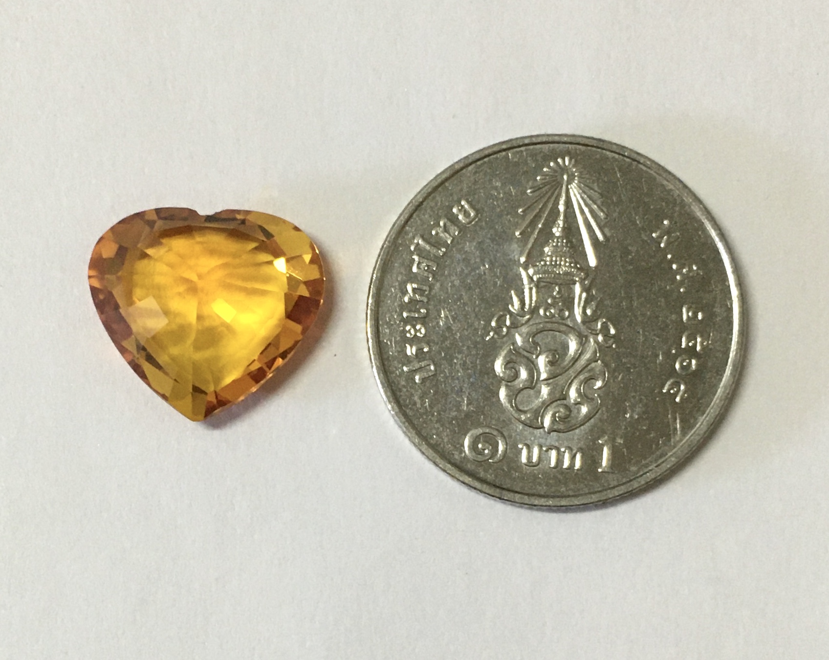 บุษราคัม โคลนนิ่ง 6.7 กะรัต พลอยสังเคราะห์เนื้อแข็ง ทรงหัวใจ เหลี่ยมคมเนื้อสวยจัด ไฟดีม๊าก