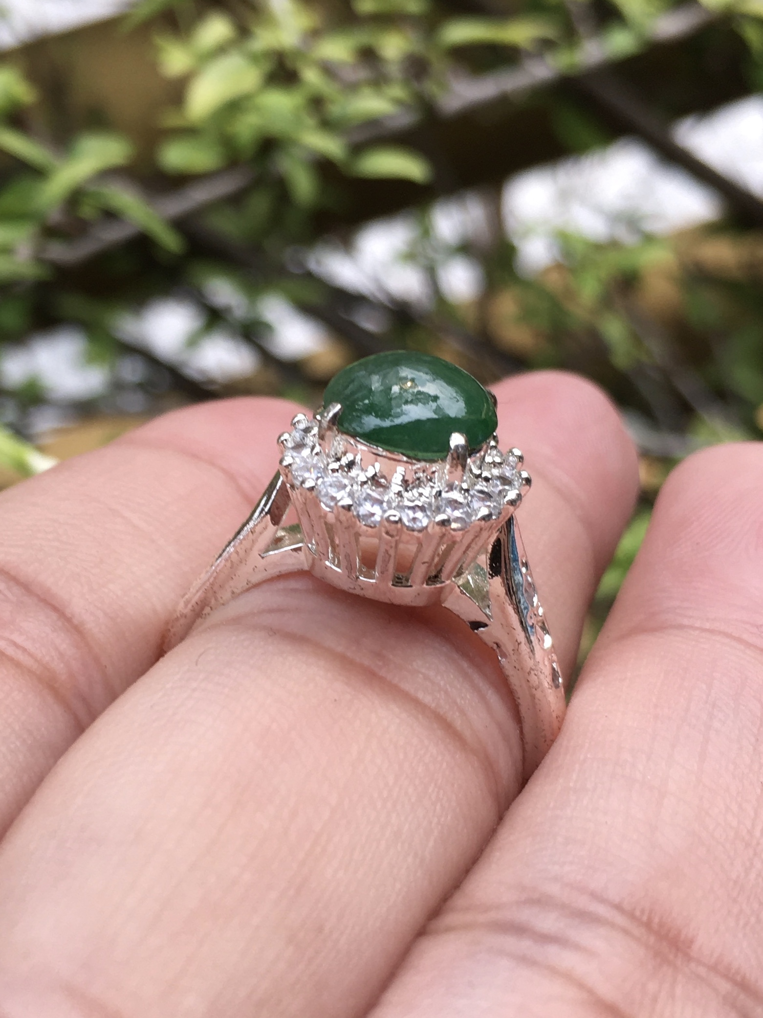 JADE แหวนหยกแท้ ทรงกลม 8 มม. หยกพม่า ไทป์ เอ พร้อมตัวเรือนล้อมเพชรczเกรดดี พร้อมใช้งาน