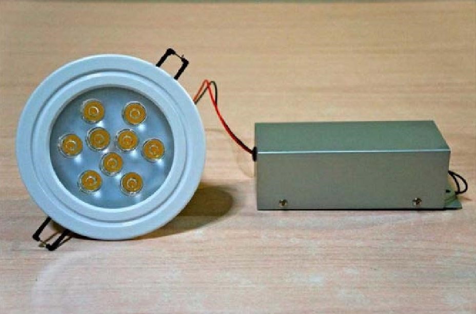 โคมไฟดาวน์ไลท์ ยี่ห้อ อี.เอ็ม.แอล. ฝังฝ้าสีขาว LED 9W Color : Warm White พร้อมDriver