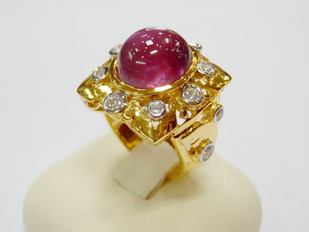 n221แหวนทับทิมสีหวาน ประดับเพชรบนตัวเรือนลายไทย สวยใหญ่ไม่เหมือนใคร ใส่ได้ทั้งชายหญิงค่ะ