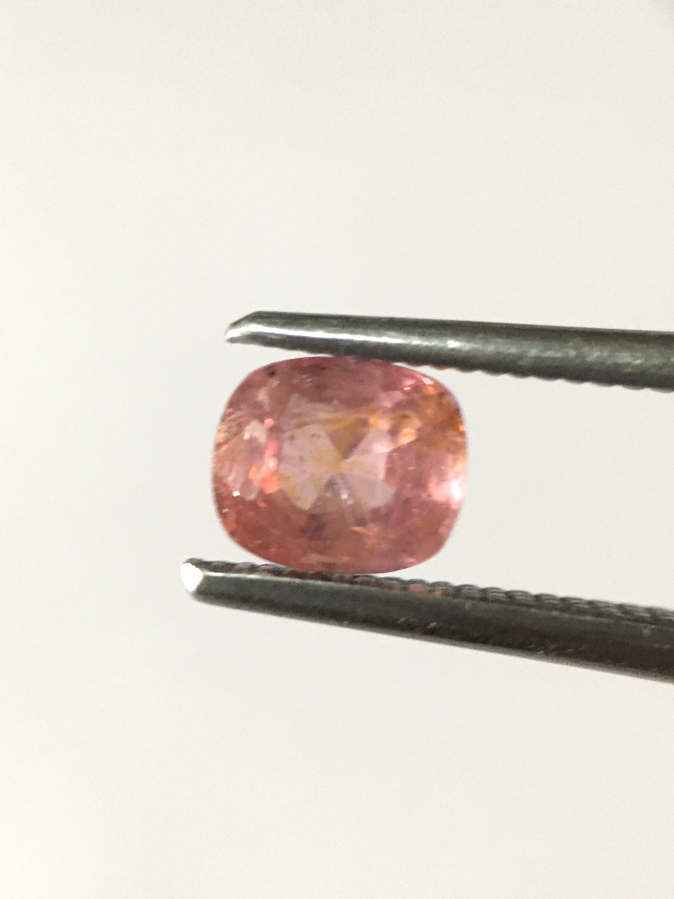 SPINEL สปิเนลแท้ 0.55 กะรัต พลอยดิบ สีชมพูอมส้ม ไฟดี สีหายากค่ะ