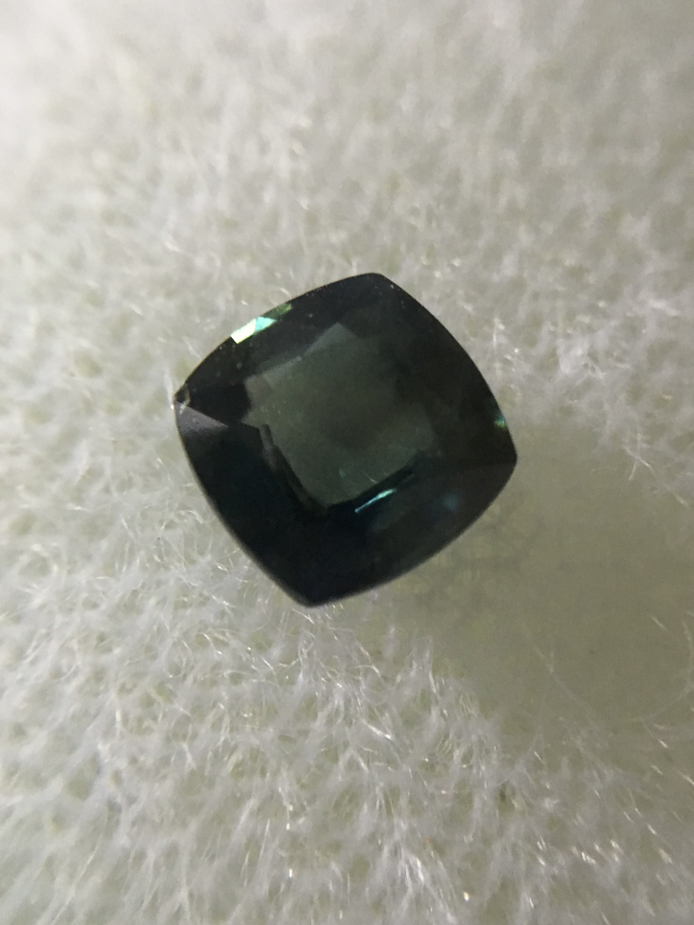 GREEN SAPPHIRE เขียวส่องแท้ 0.69 กะรัต พลอยเนื้อสะอาด สีสวย ไฟดี