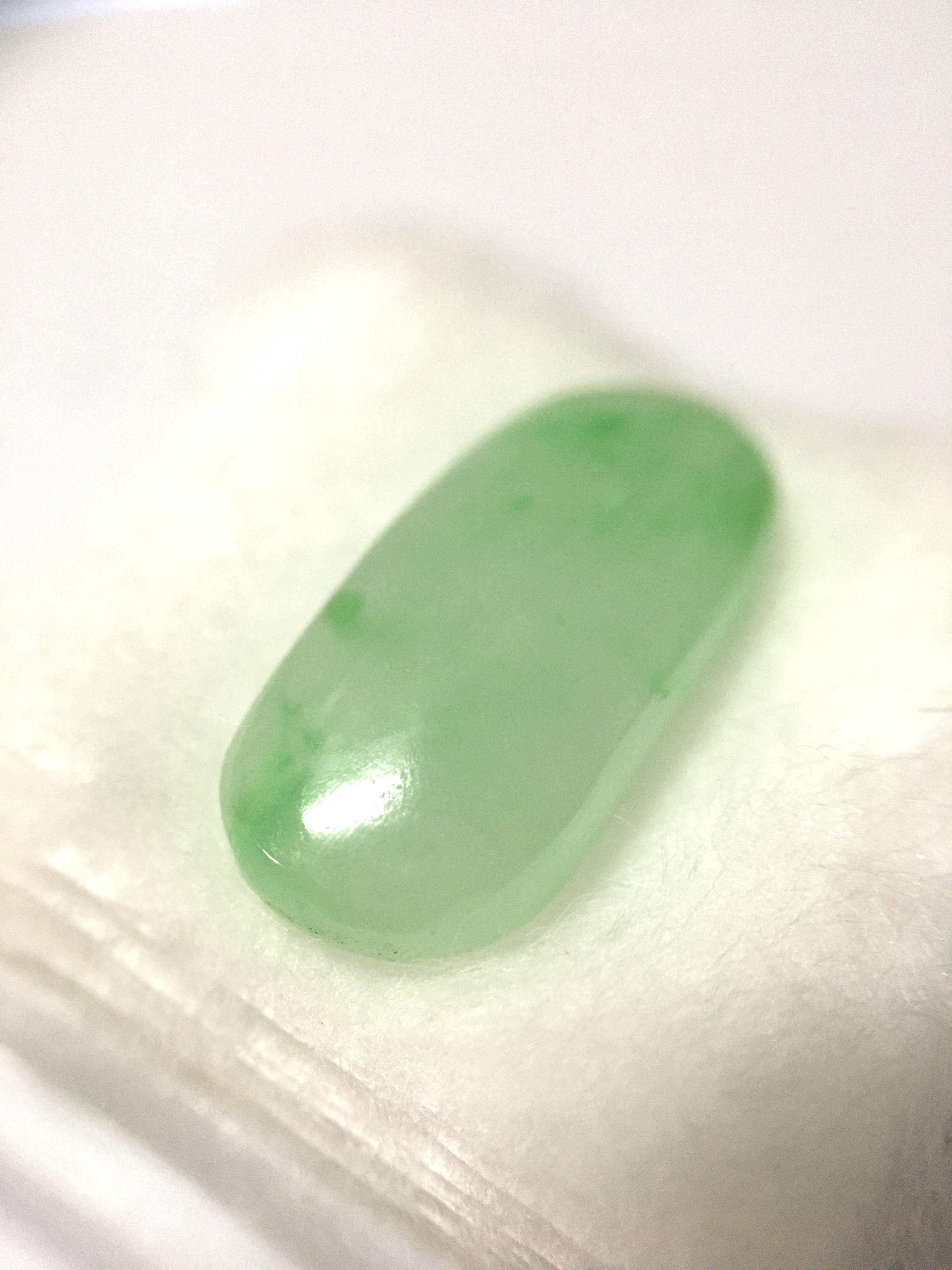 (สวยหวาน) JADE หยกแท้ 7.45 กะรัต หยกเขียวอ่อนเนื้อสวย ติดเขียวแอปเปิ้ล ทรงสวย