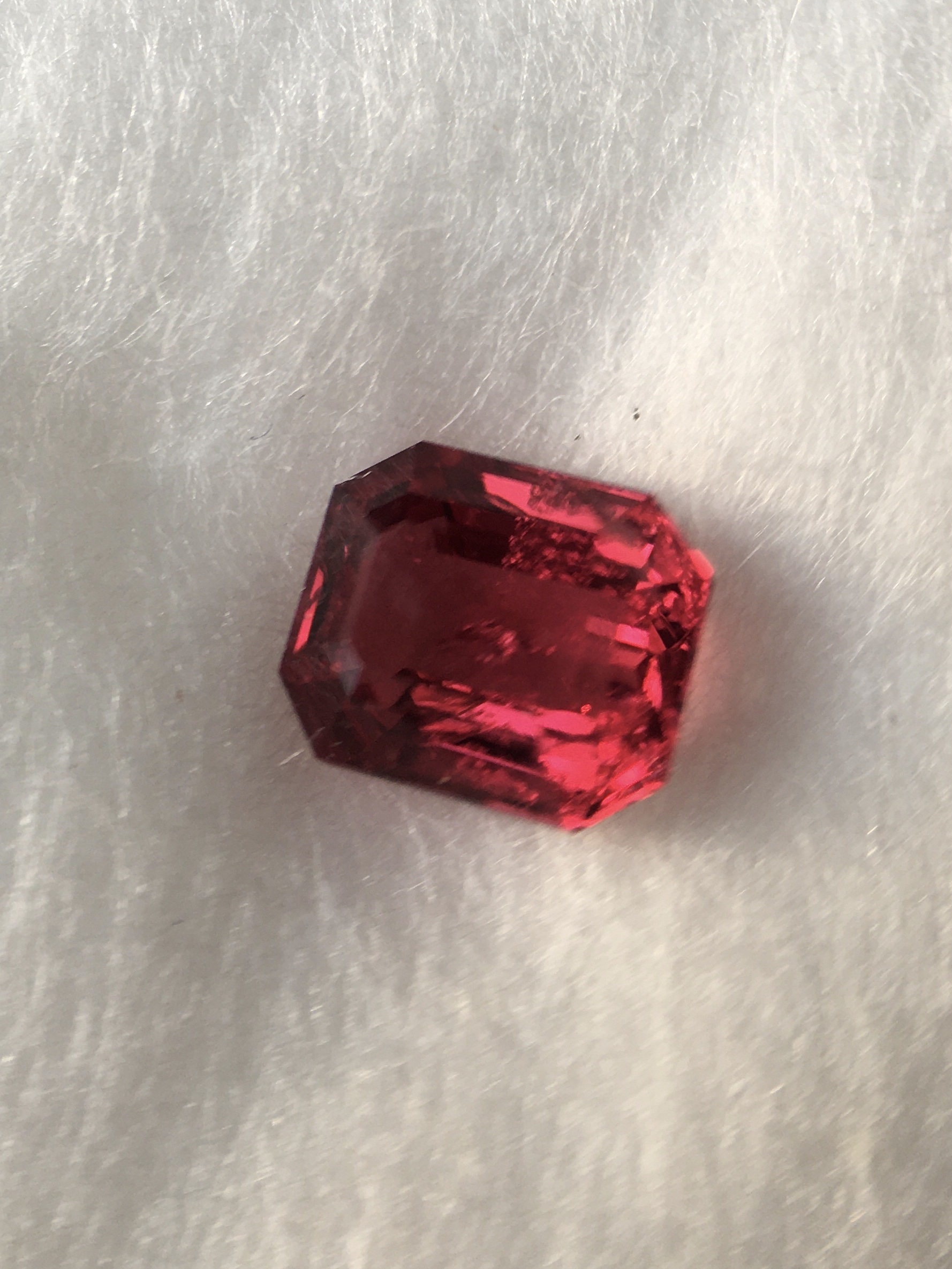 SPINEL สปิเนลแท้ 0.58 กะรัต พลอยดิบ สีแดงสดจัด ไฟดี สีสวยค่ะ ไซส์จิ๋ว สเปคแจ๋ว น่าเก็บค่ะ