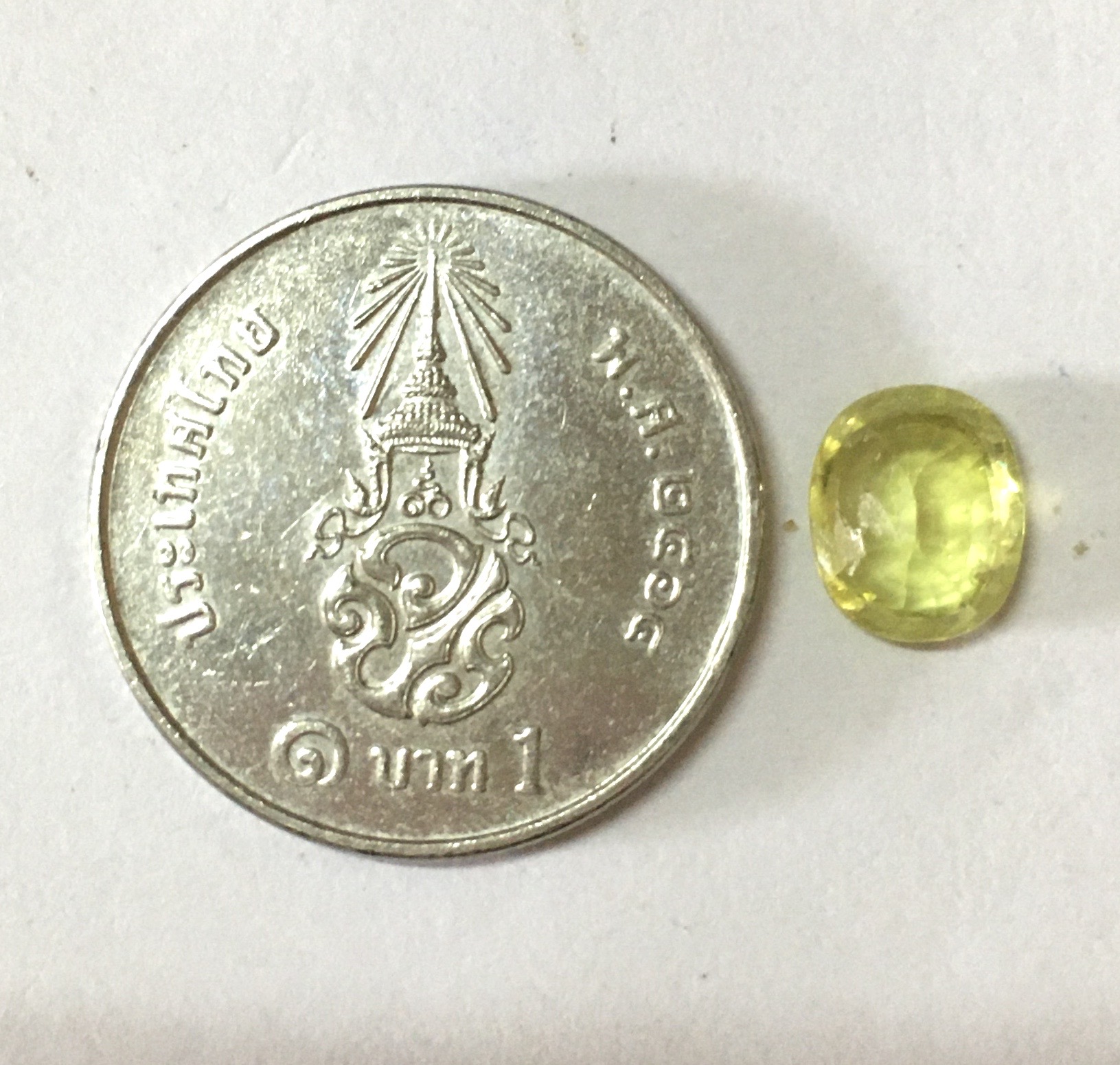 SPHENE พลอยสฟีนแท้ 1.32 กะรัต เนื้อใสสีเขียวอ่อนประกายเหลือง ไฟดี ติดรุ้งมีสเน่ห์มากๆค่ะ