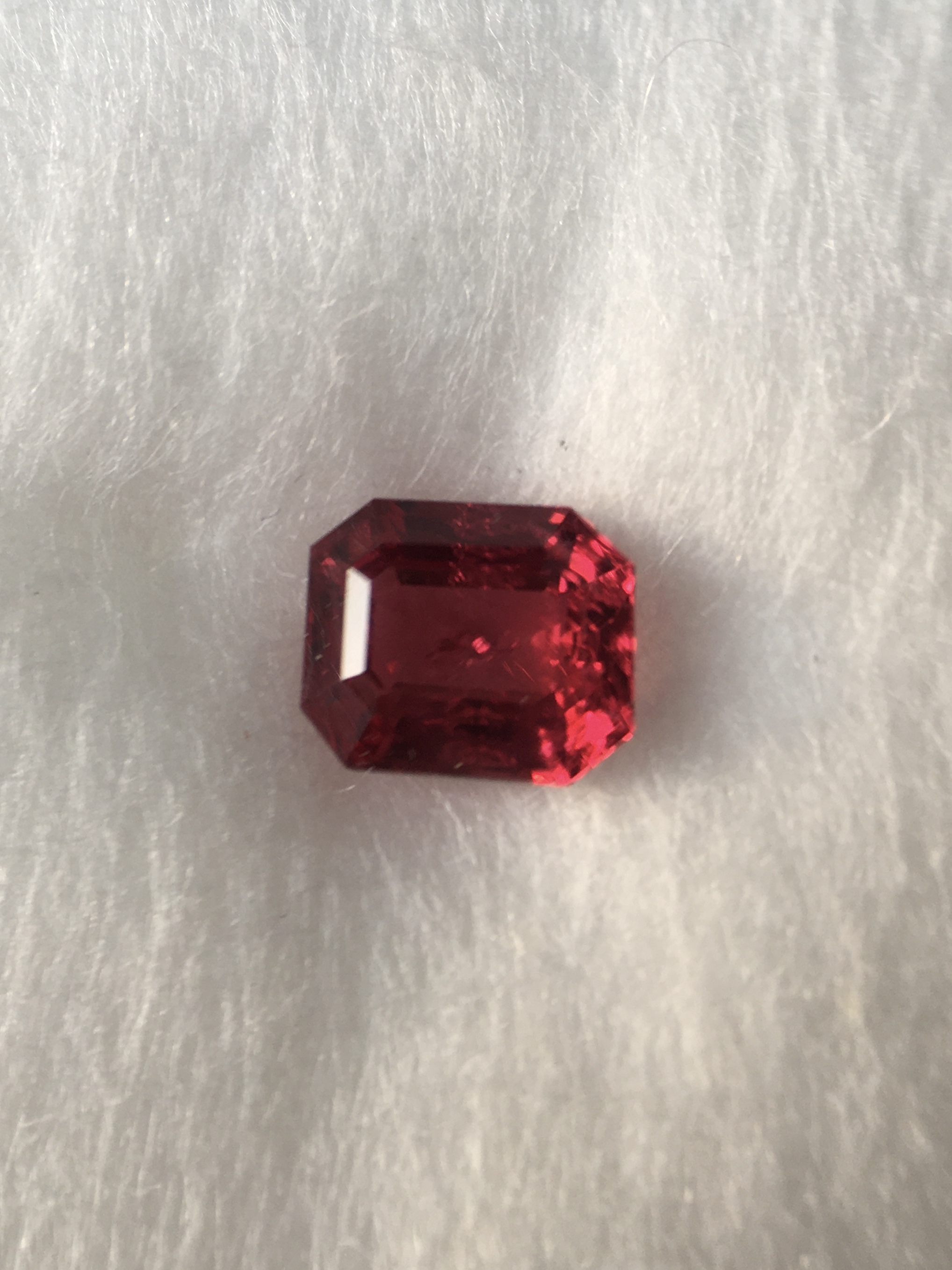 SPINEL สปิเนลแท้ 0.58 กะรัต พลอยดิบ สีแดงสดจัด ไฟดี สีสวยค่ะ ไซส์จิ๋ว สเปคแจ๋ว น่าเก็บค่ะ