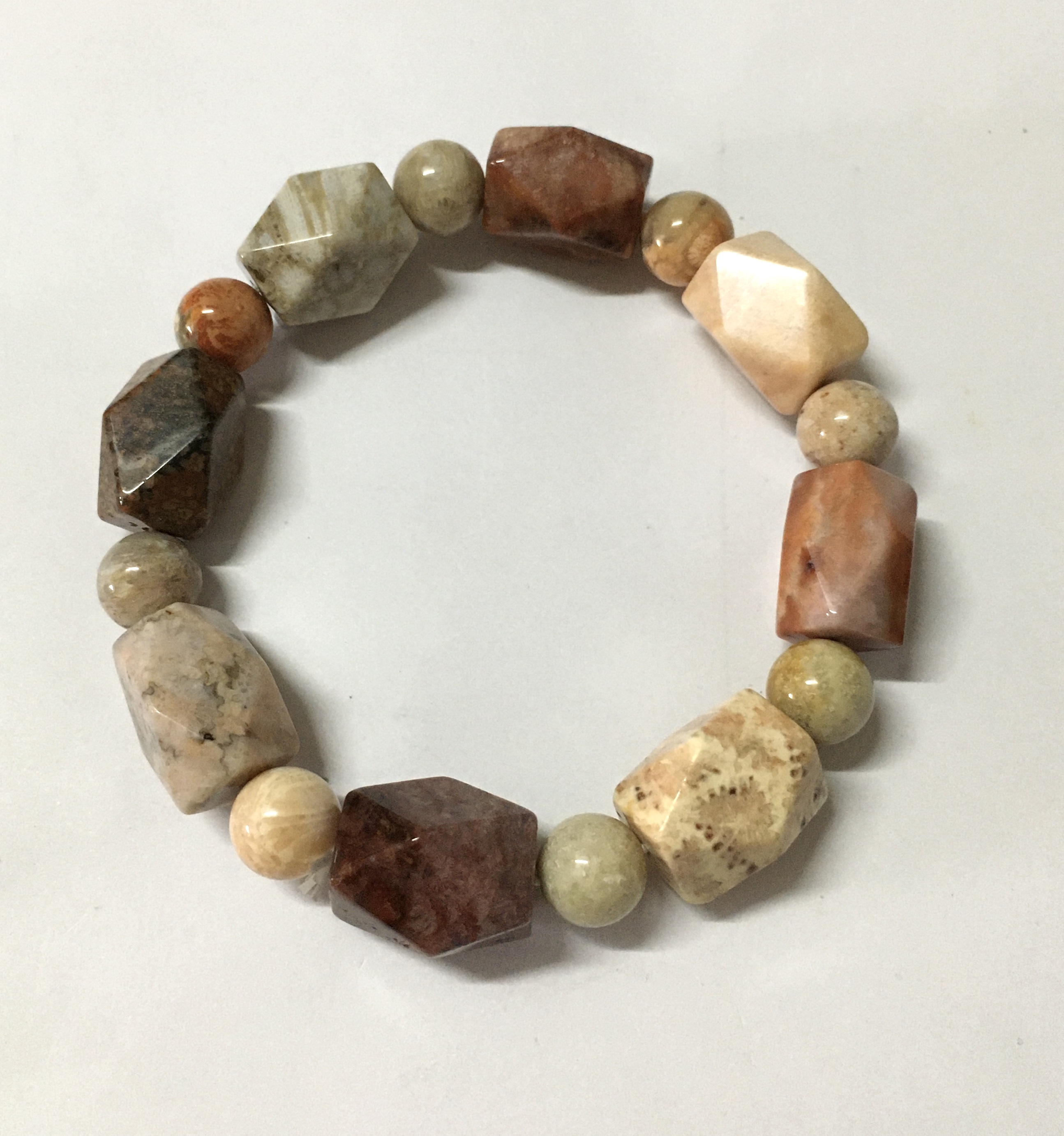 ข้อมือหินนำโชค ฟอสซิลปะการัง แท้ รูปทรงน่ารักค่ะ ลายสวย ใส่ง่าย