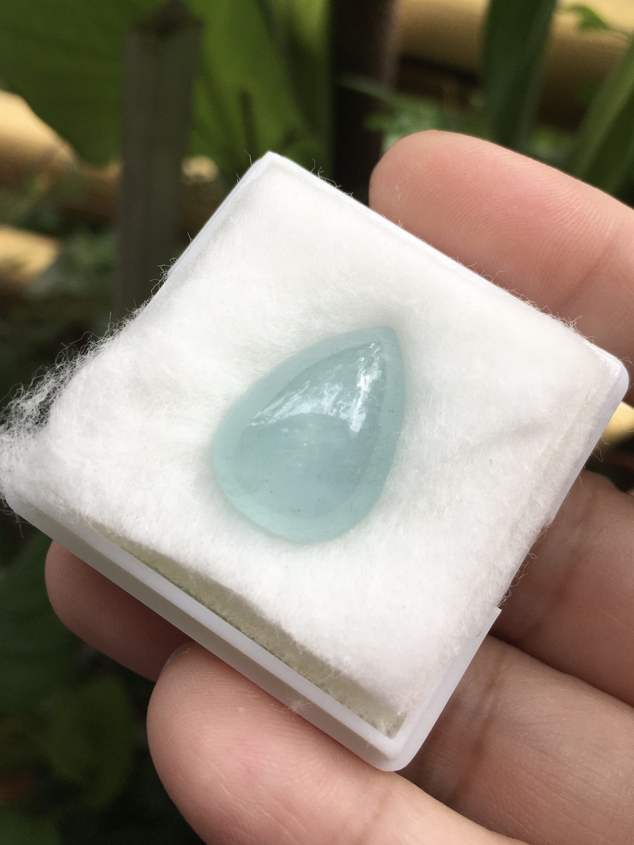 AQUAMARINE อความารีนแท้ 13.5 กะรัต ทรงหยดน้ำ หลังเบี้ย เนื้อสวยเนียน สีหวานเจี๊ยบ ไซส์ใหญ่อ้วงๆเลยค่ะ