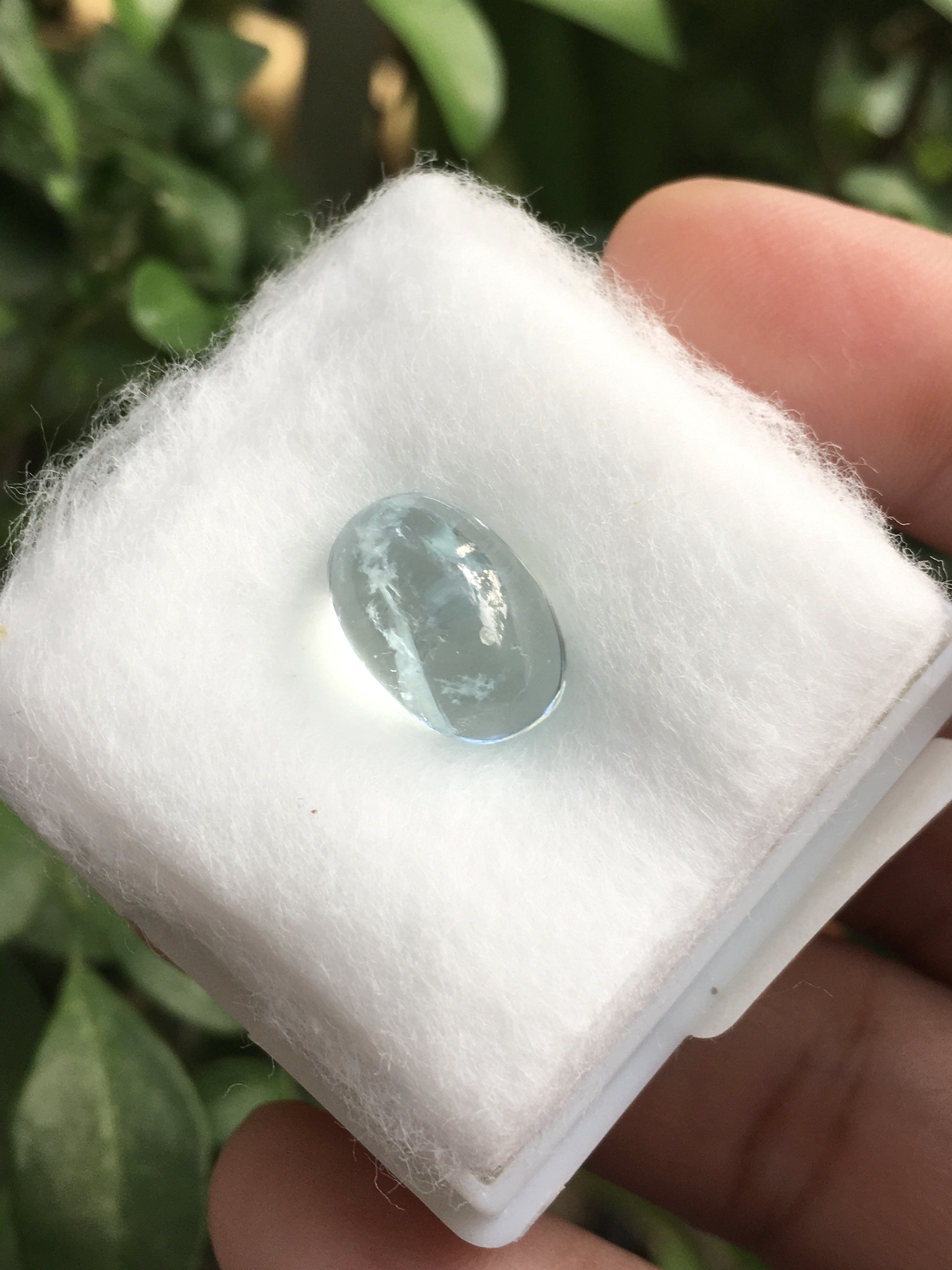 AQUAMARINE อความารีนแท้ 5.7 กะรัต ทรงไข่ เนื้อใสติ๊ง สีฟ้าอ่อนใส หวานม๊าก เม็ดนี้ติดรุ้งด้วยนะคะ