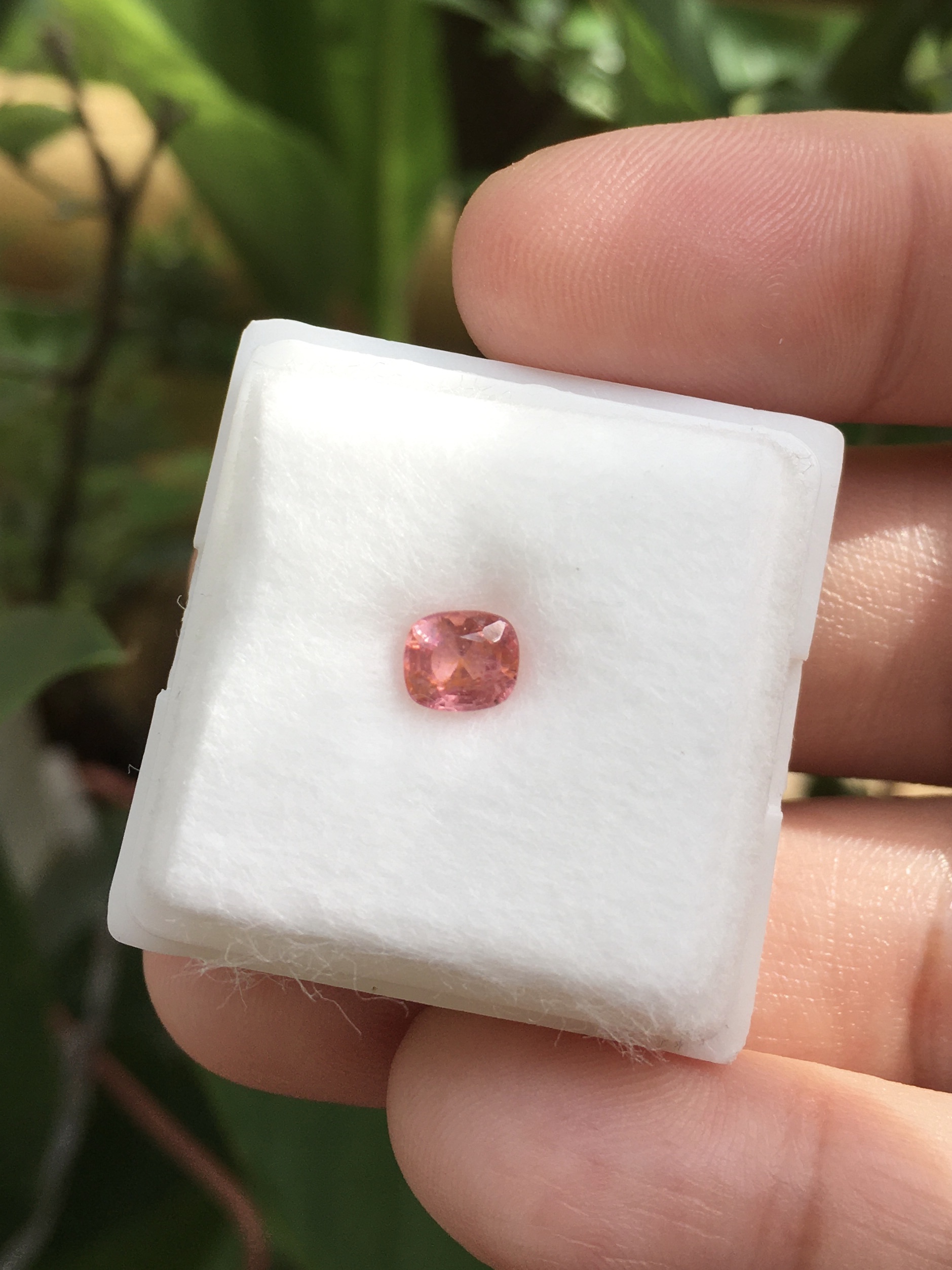 SPINEL สปิเนลแท้ 0.55 กะรัต พลอยดิบ สีชมพูอมส้ม ไฟดี สีหายากค่ะ