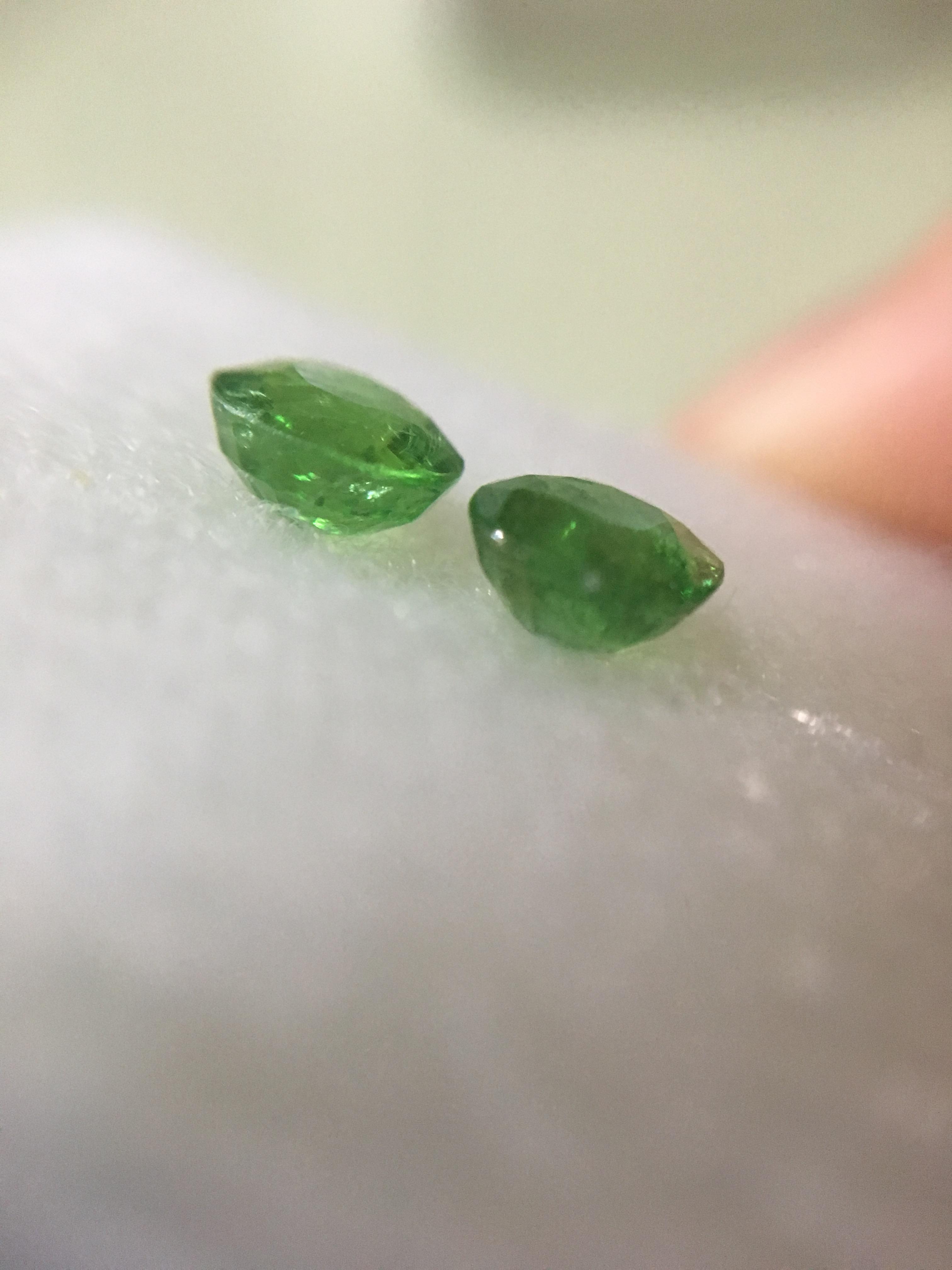 TSAVOLITE ซาโวไลต์หรือโกเมนเขียว แท้ 2 เม็ด 1.22 กะรัต พลอยดิบ สีสดเลิศสุด