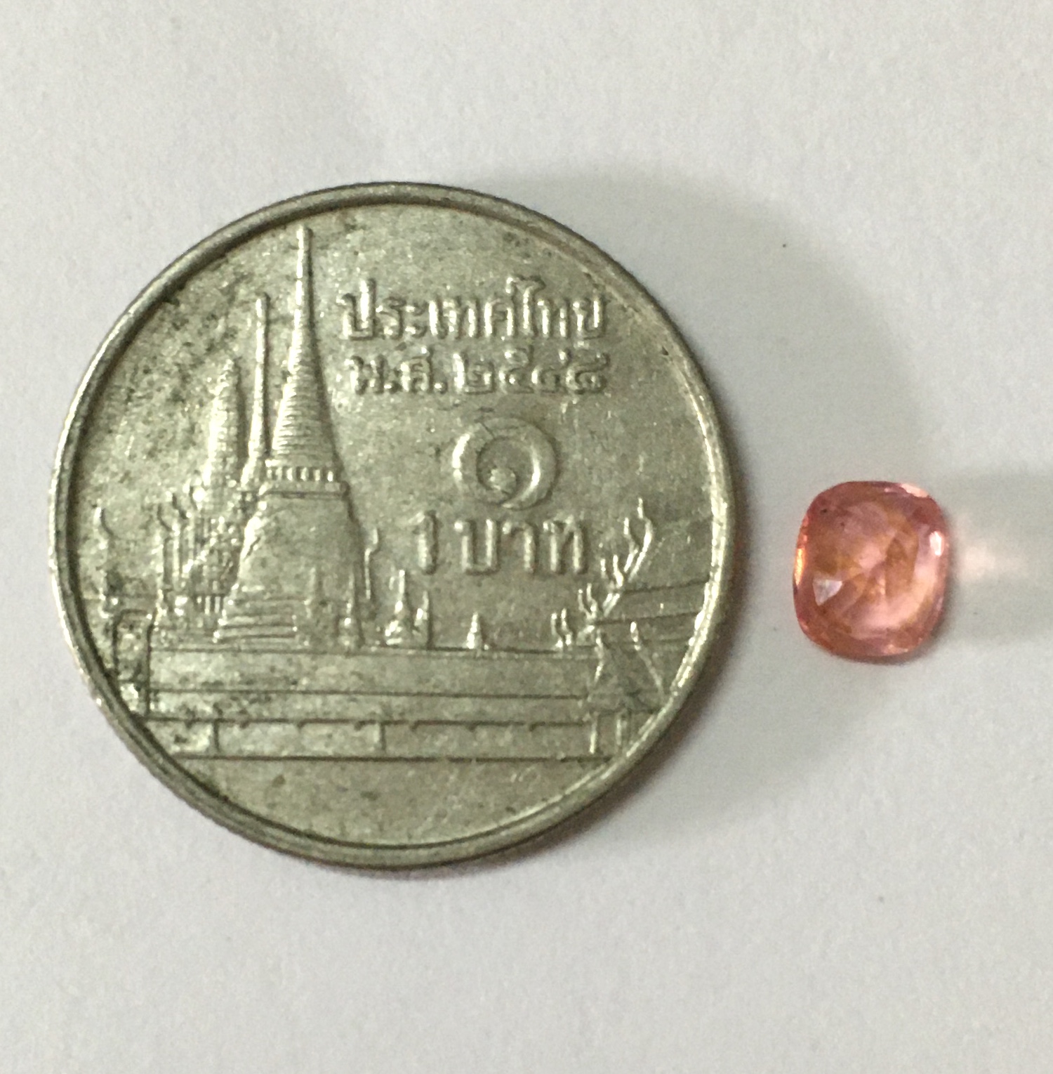 SPINEL สปิเนลแท้ 0.55 กะรัต พลอยดิบ สีชมพูอมส้ม ไฟดี สีหายากค่ะ