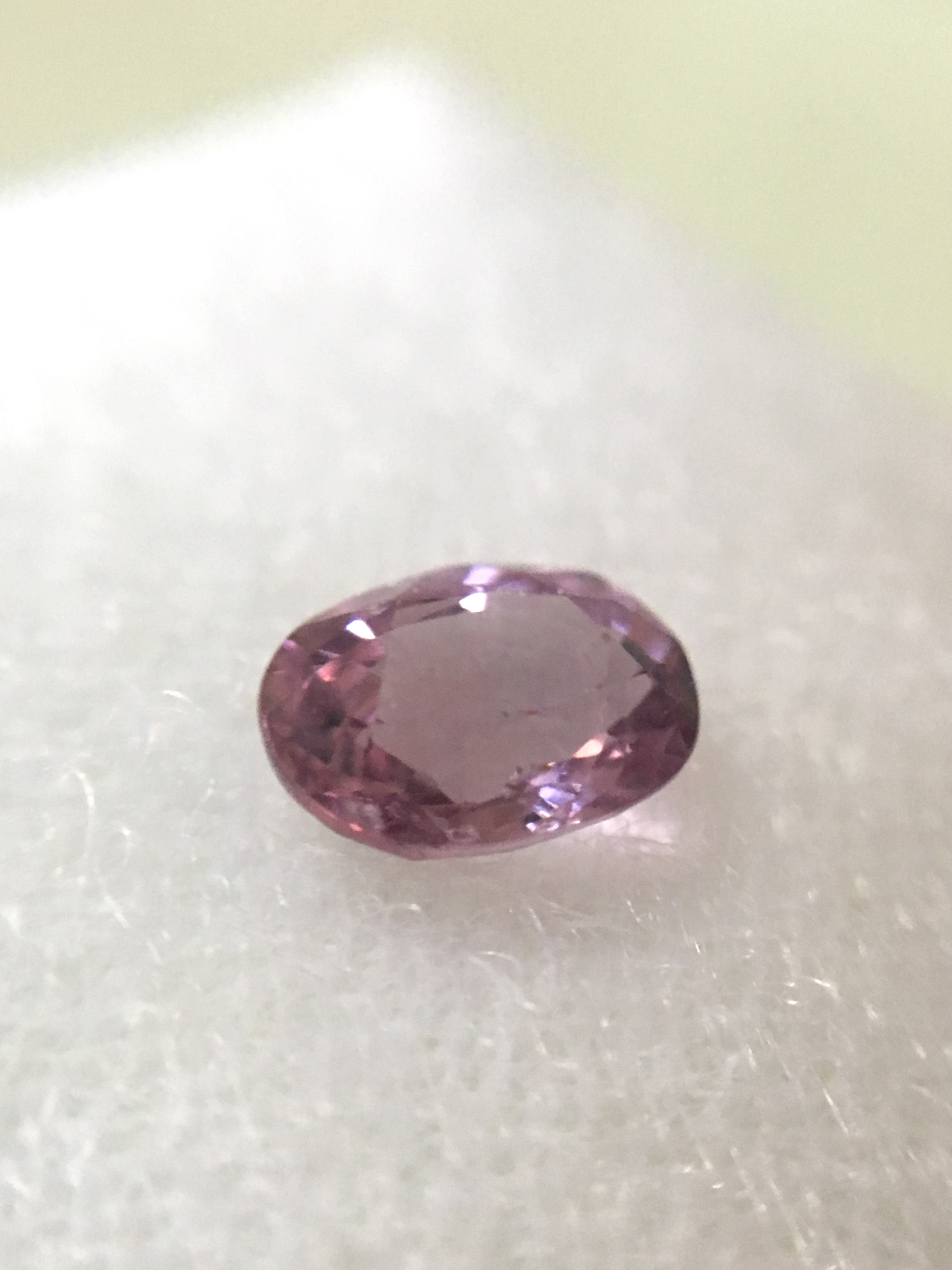 SPINEL สปิเนลแท้ 0.80 กะรัต สีชมพูอมม่วง เป็นพลอยดิบ เนื้อสะอาดไฟดีสีสวยมากค่ะ