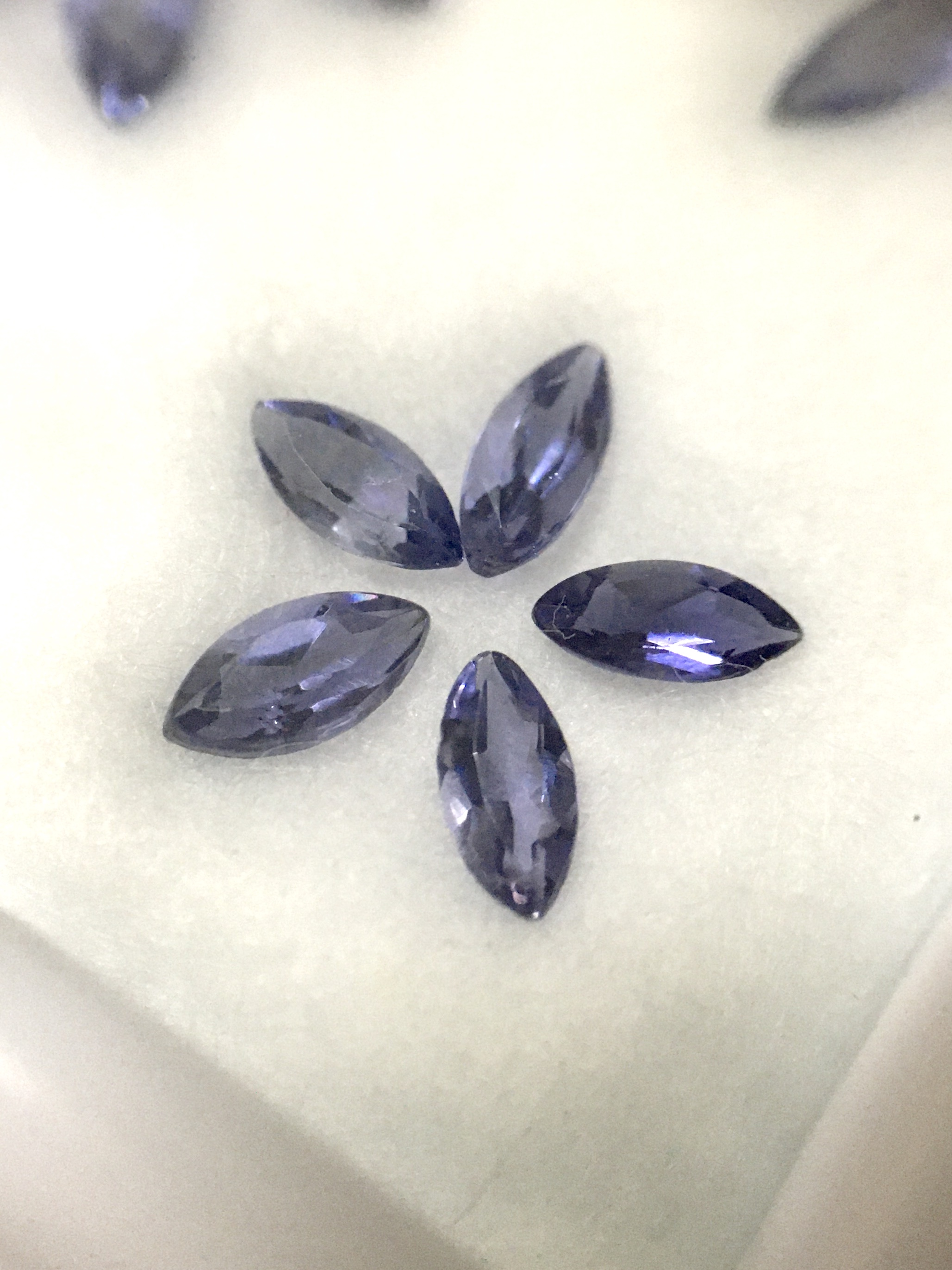 (เหมากล่อง) IOLITE ไอโอไลต์ 19 เม็ด 2.23 กะรัต พลอยแท้ หวานเจี๊ยบ จัดเซต แหวน ต่างหู น่ารักมากกกก