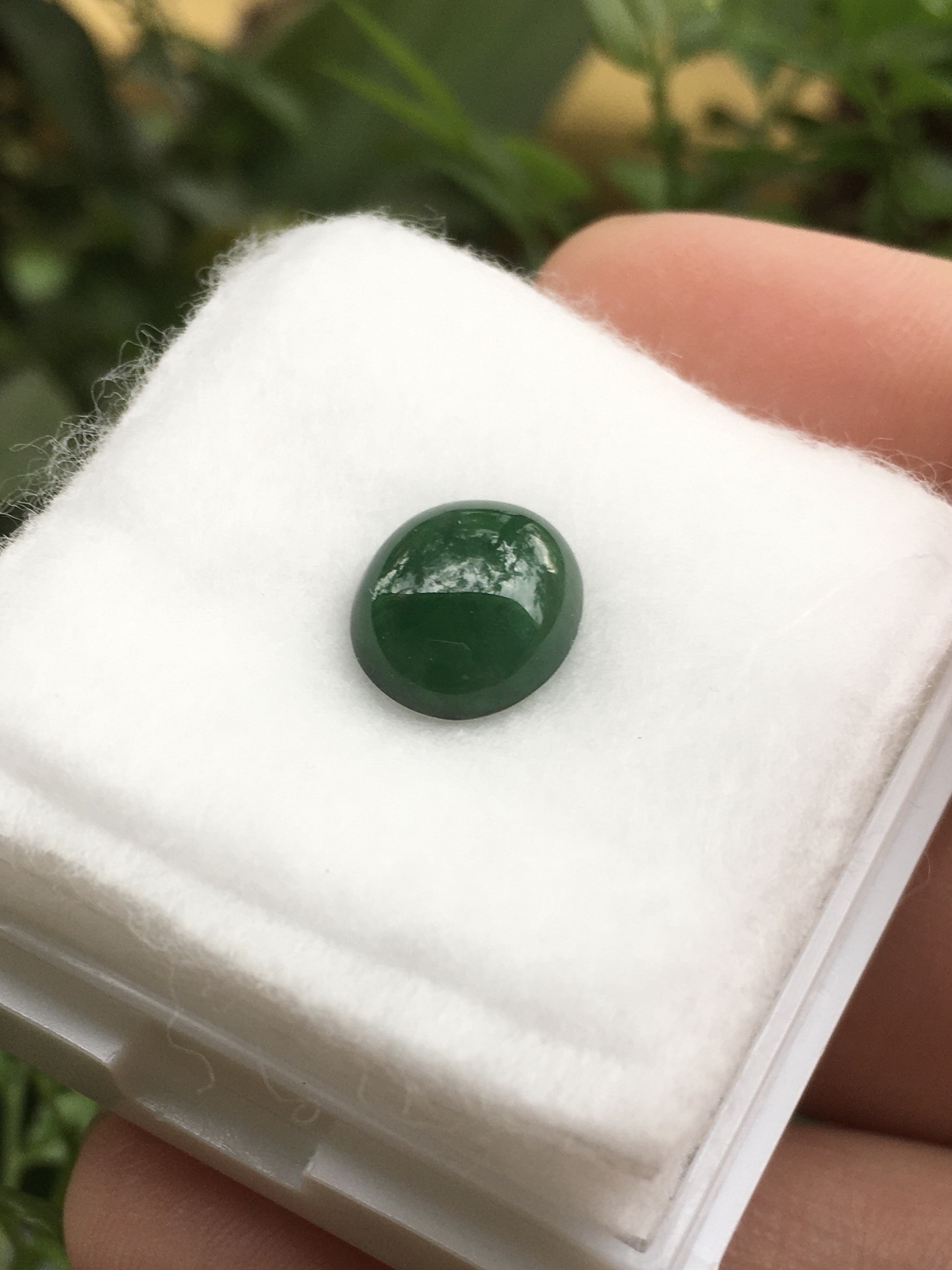 JADE หยกแท้ 3.15 กะรัต หยกพม่าสีสวยจัด เนื้อปัดเงาสวย ขนาดกำลังดี