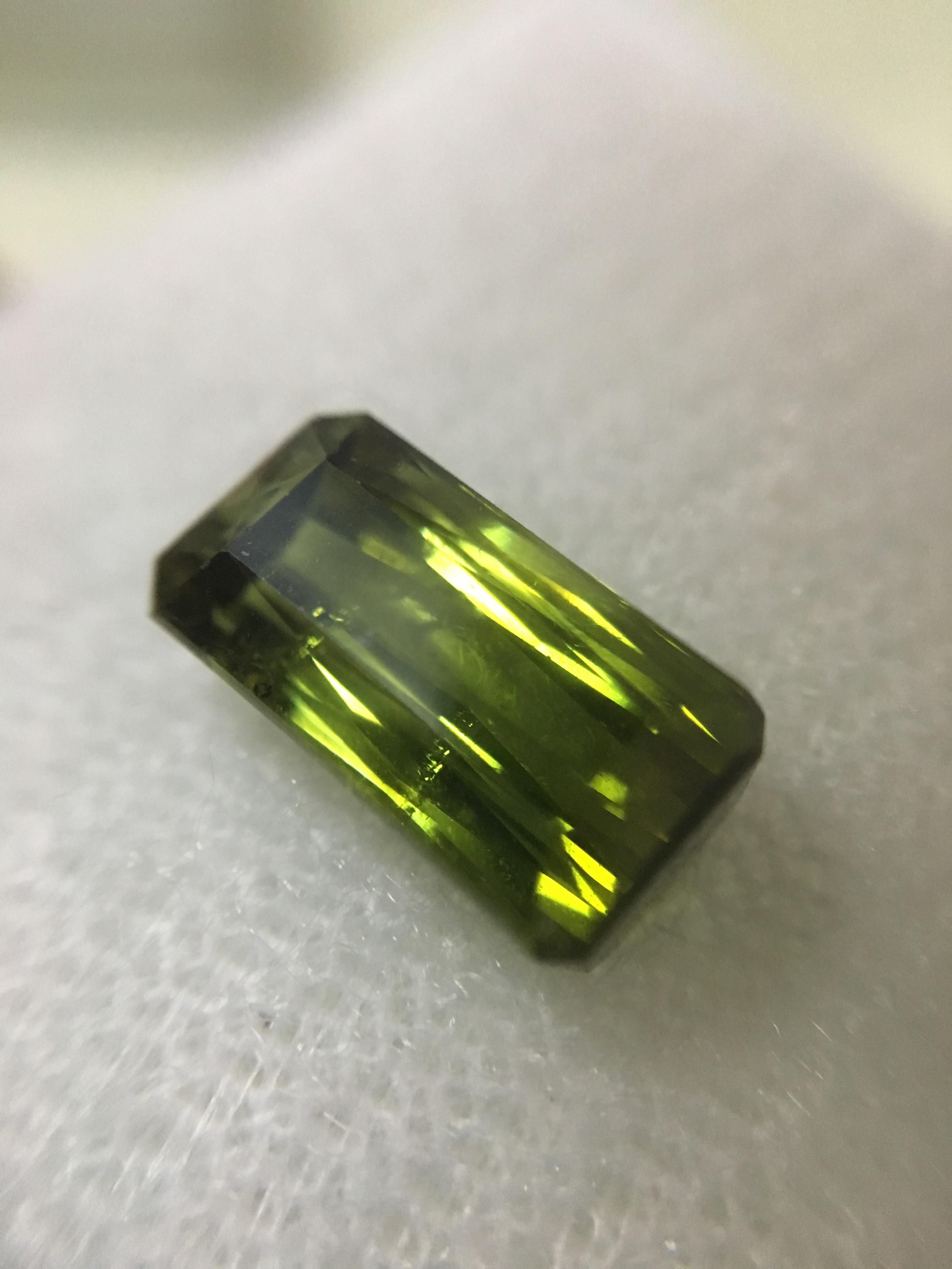GREEN TOURMALINE กรีนทัวร์มาลีนแท้ 2.29 กะรัต พลอยดิบเนื้อดี สีสวย