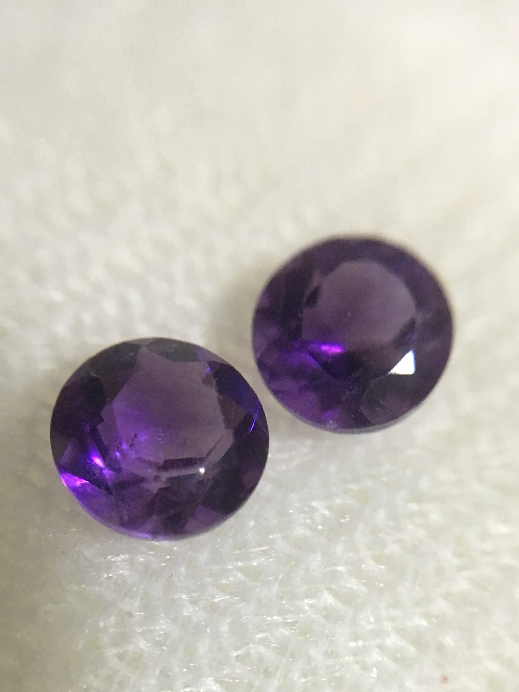 AMETHYST อเมทิสต์ แท้ 2 เม็ด 0.86 กะรัต จับคู่สำหรับทำต่างหู สีสวยสดมาก สวยมากค่ะ