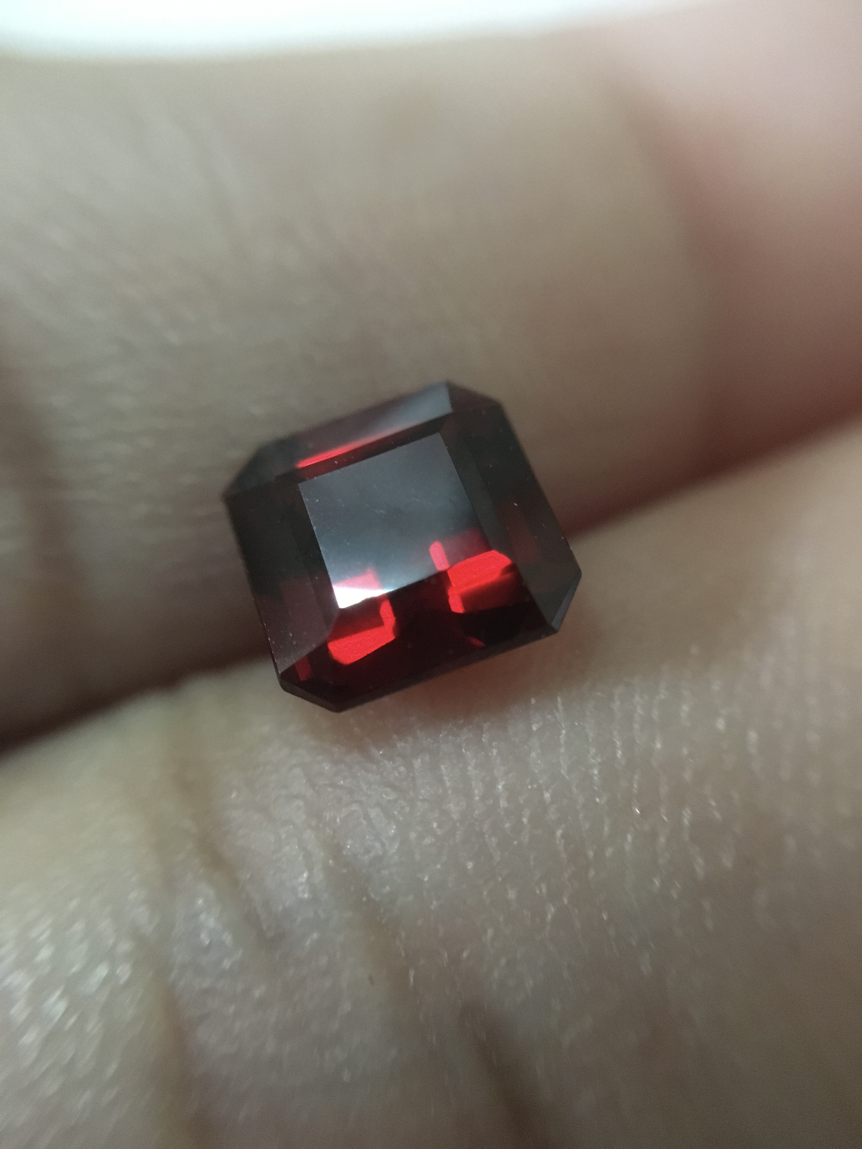 GARNET โกเมนแท้ 1.93 กะรัต พลอยดิบ สีแดงฉ่ำลึก ไฟดี เม็ดนี้สวยมากค่ะ