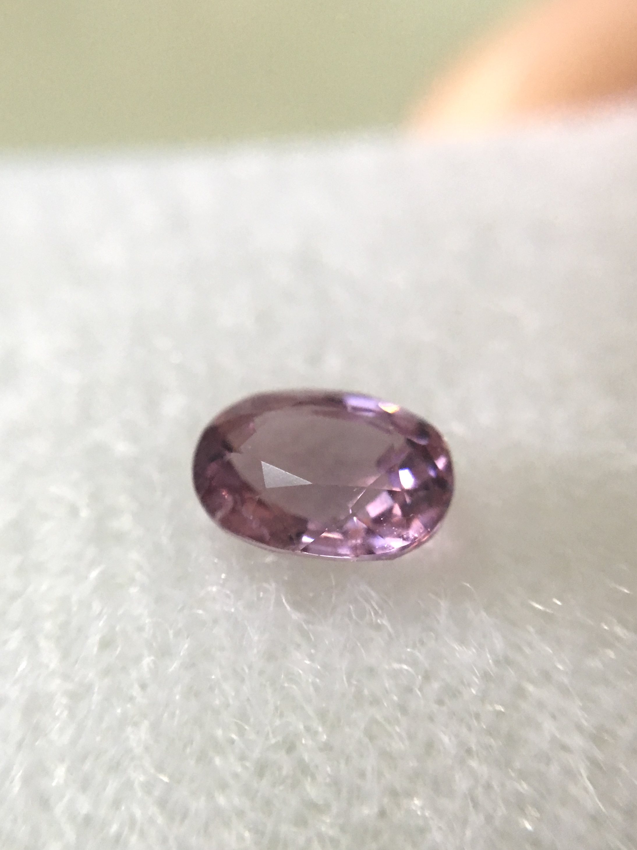 SPINEL สปิเนลแท้ 0.80 กะรัต สีชมพูอมม่วง เป็นพลอยดิบ เนื้อสะอาดไฟดีสีสวยมากค่ะ