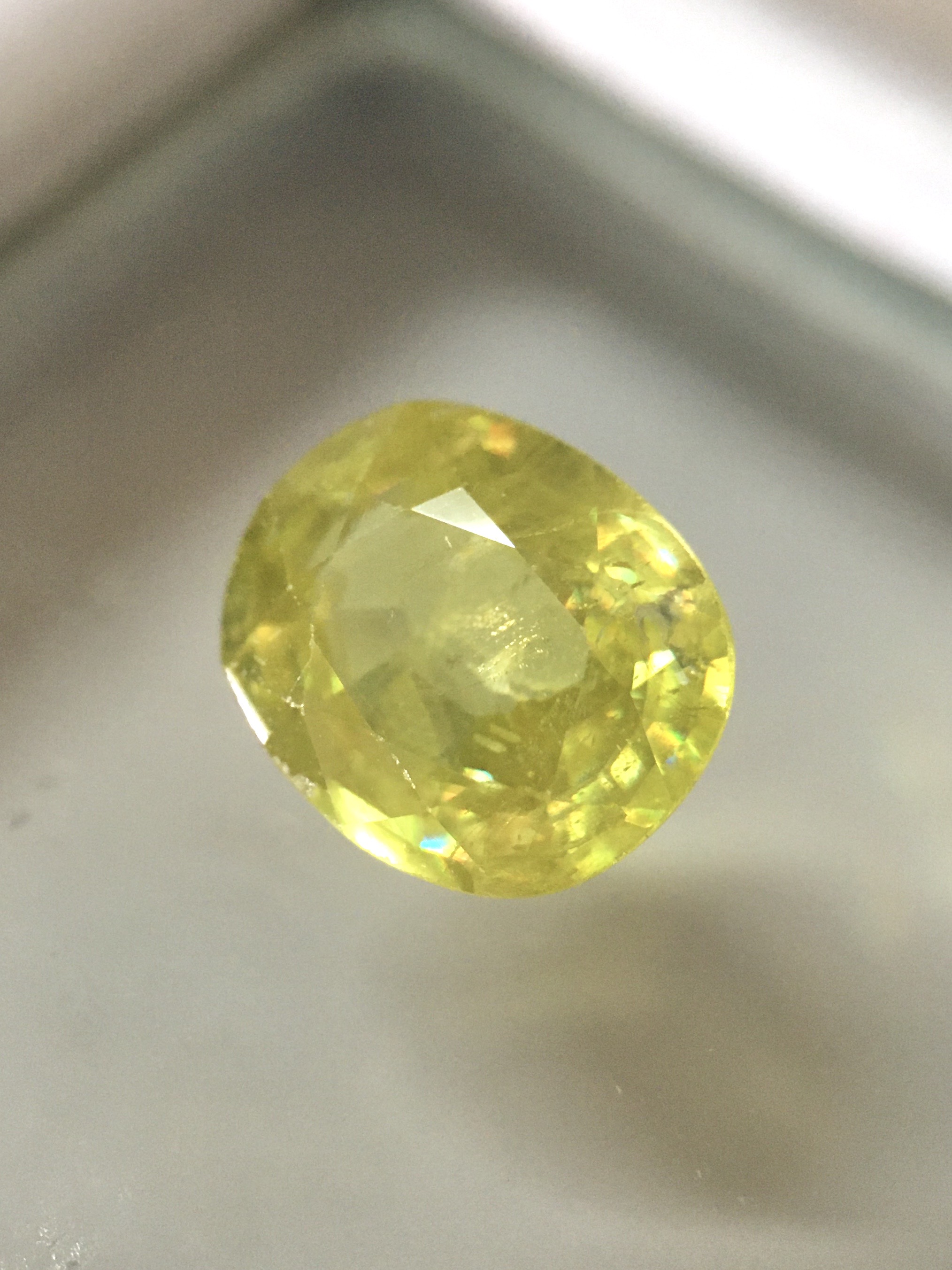 SPHENE พลอยสฟีนแท้ 1.32 กะรัต เนื้อใสสีเขียวอ่อนประกายเหลือง ไฟดี ติดรุ้งมีสเน่ห์มากๆค่ะ