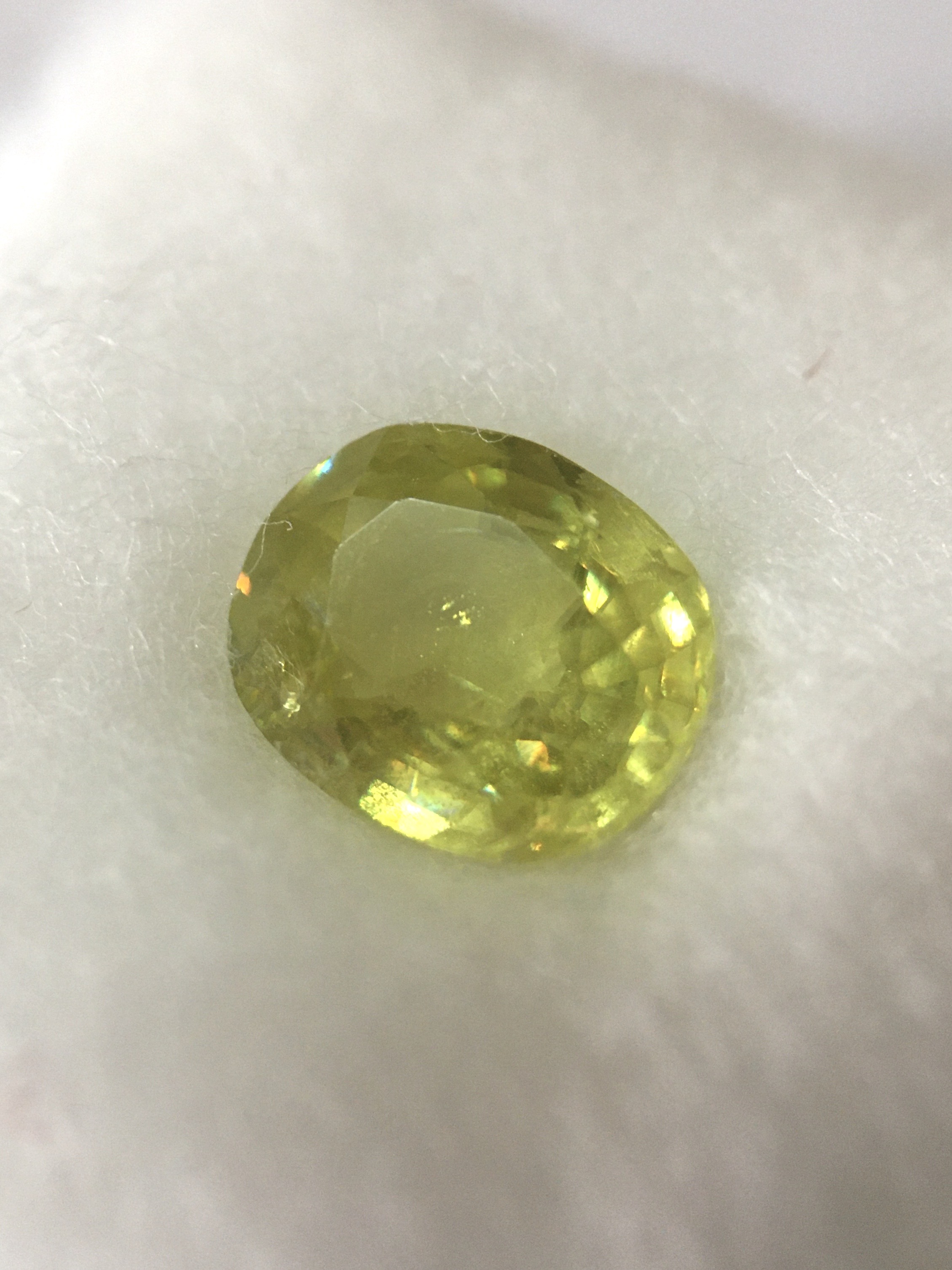 SPHENE พลอยสฟีนแท้ 1.32 กะรัต เนื้อใสสีเขียวอ่อนประกายเหลือง ไฟดี ติดรุ้งมีสเน่ห์มากๆค่ะ