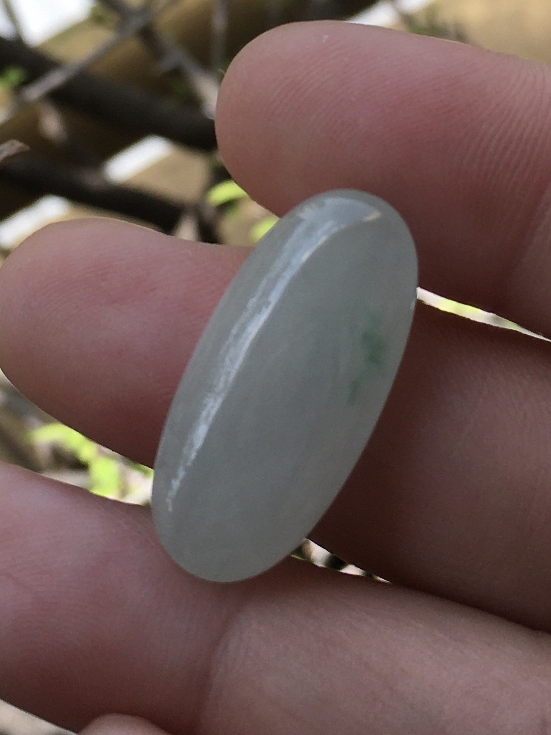 JADE หยกแท้ 18.58 กะรัต หยกแท้ สีเขียวอ่อนหวาน น่ารักสุดๆ ผิวดี เม็ดโต ทรงสวยมาก