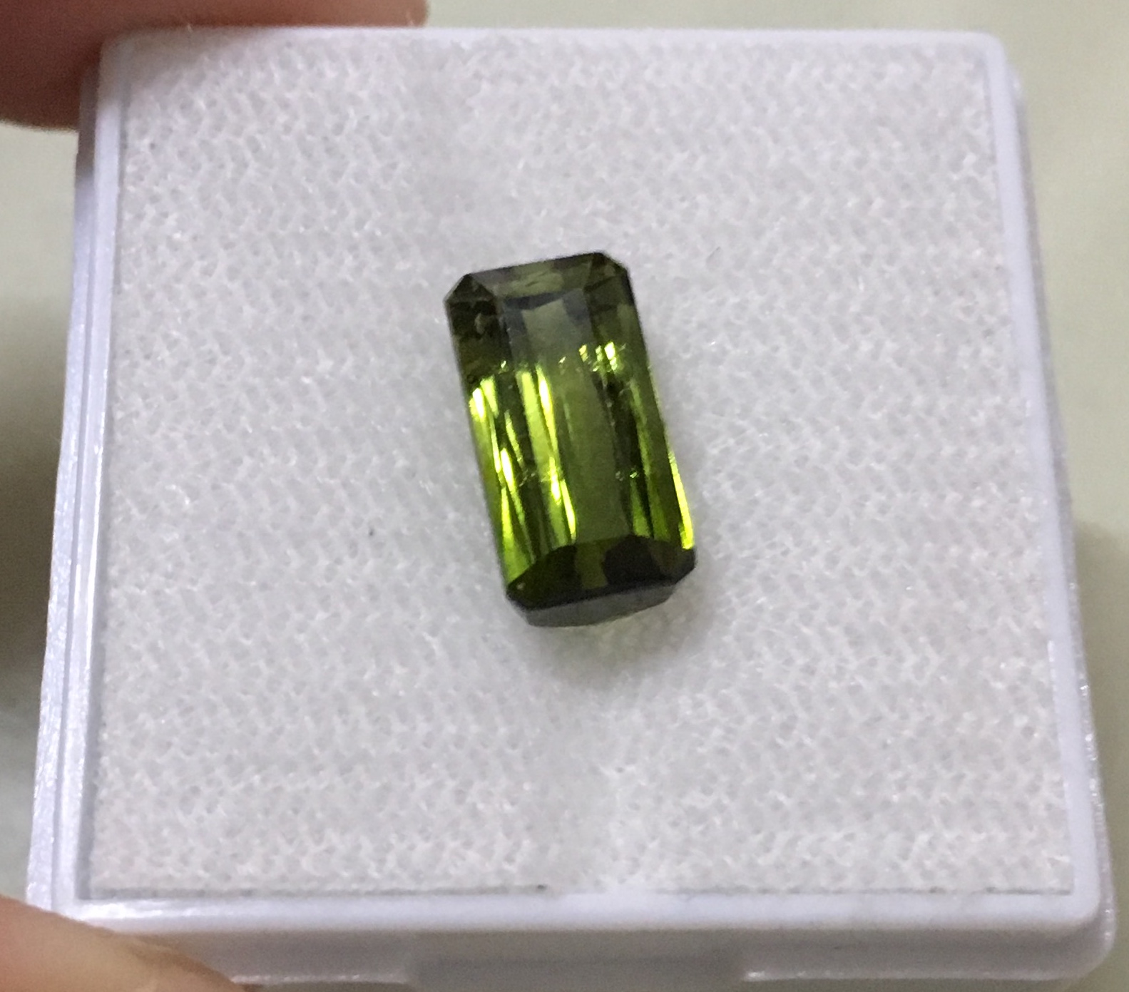 GREEN TOURMALINE กรีนทัวร์มาลีนแท้ 2.29 กะรัต พลอยดิบเนื้อดี สีสวย