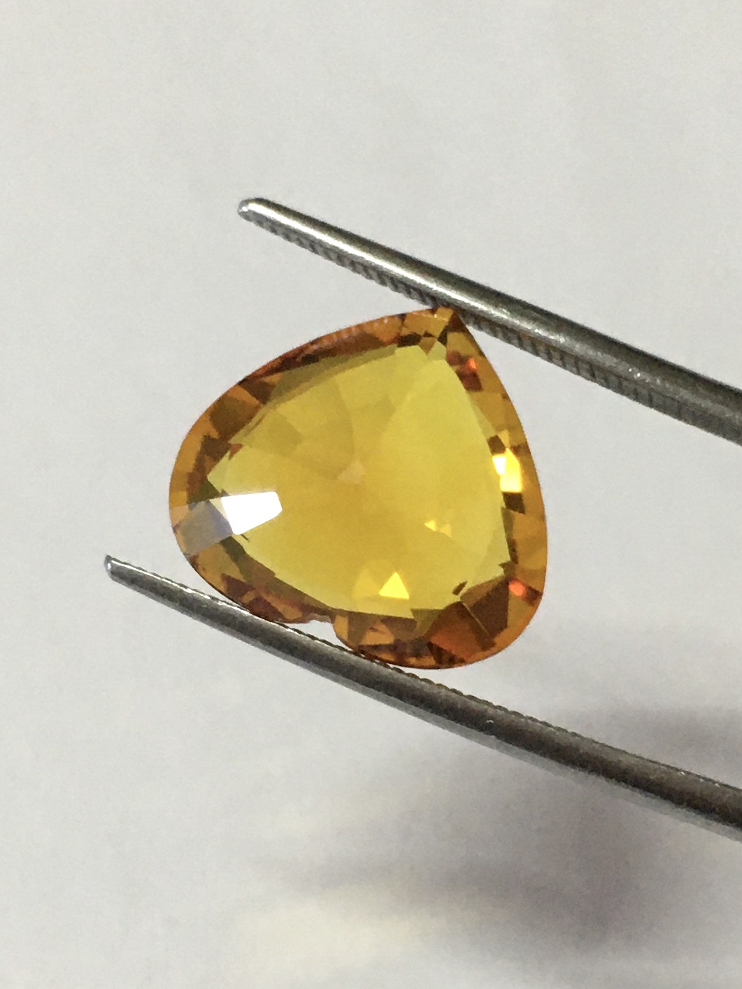 บุษราคัม โคลนนิ่ง 6.7 กะรัต พลอยสังเคราะห์เนื้อแข็ง ทรงหัวใจ เหลี่ยมคมเนื้อสวยจัด ไฟดีม๊าก