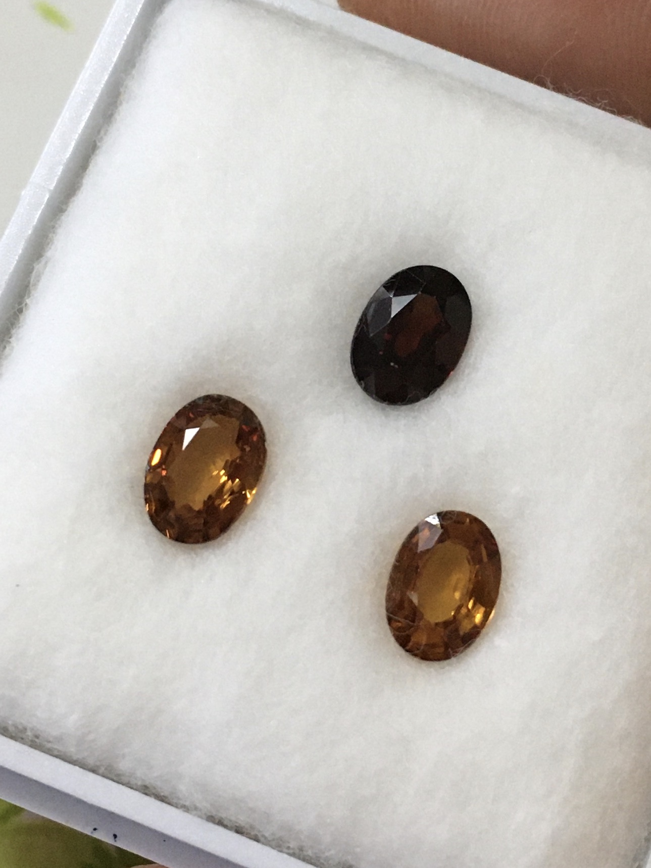 (เหมากล่อง) ZIRCON เพทาย แท้ 3 เม็ด 3.2 กะรัต คละสี เนื้อสะอาด ไฟดี สีสวย น่าสะสม