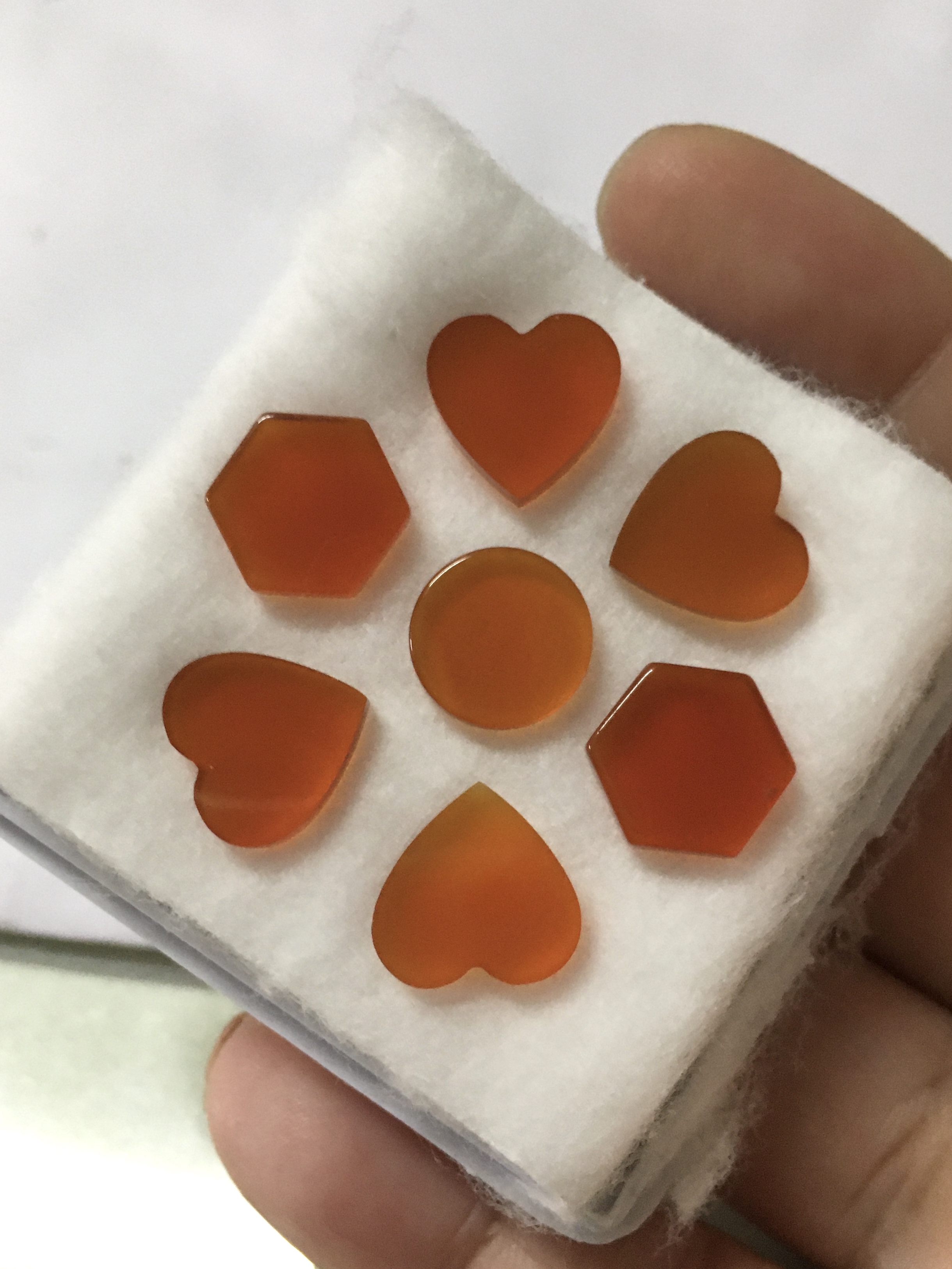 (เหมากล่อง) คาร์เนเลี่ยนแท้ แผ่นเรียบ หัวใจ กลม หกเหลี่ยม เนื้อสะอาด สีสวย เหมาะทำข้อมือหรือเครื่องประดับดีไซน์เกร๋ๆ