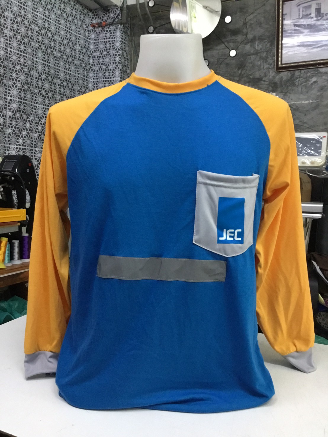 เสื้อคนงานตัดต่อ