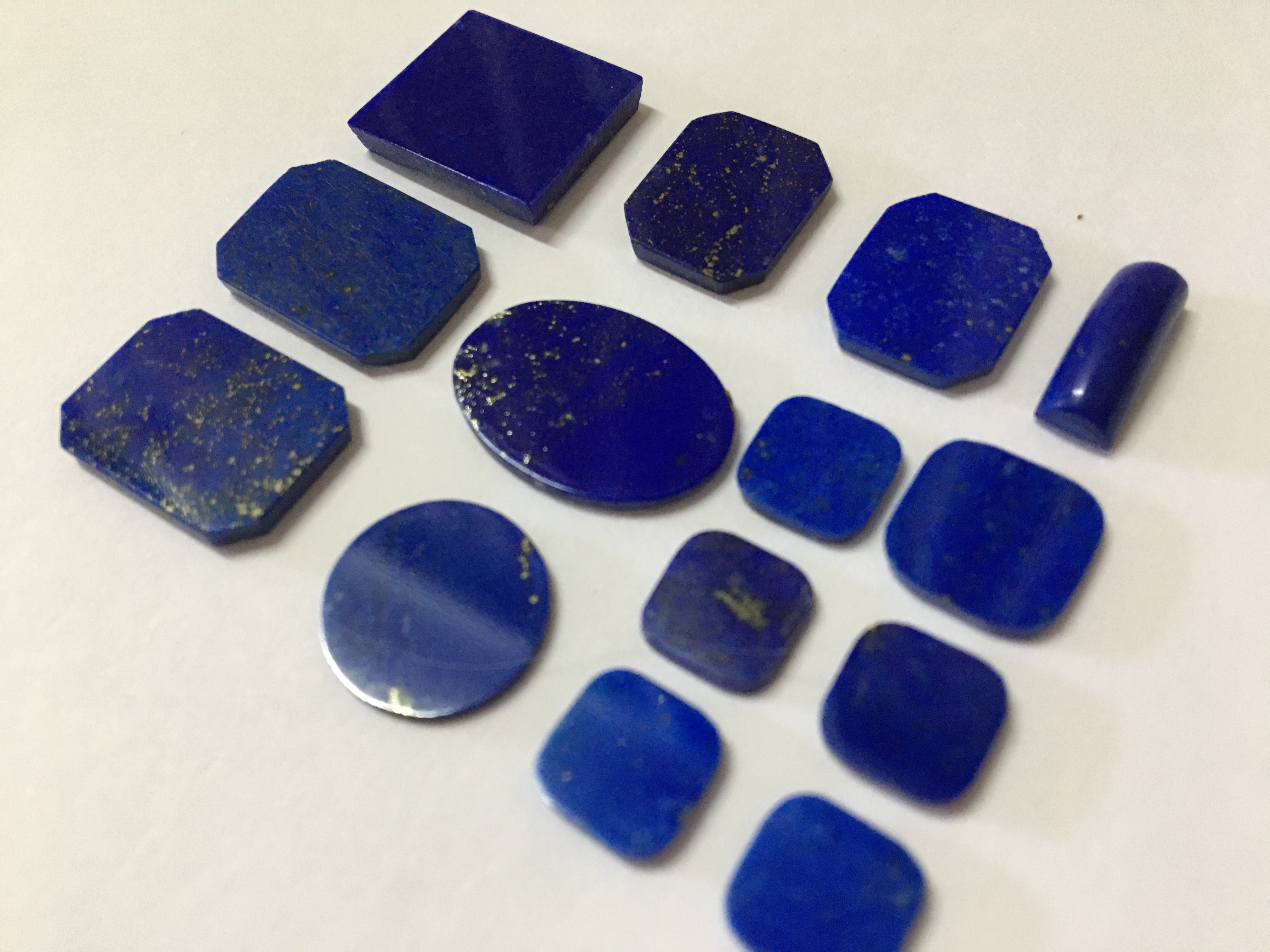 (ลดพิเศษทุกเทศกาล)ลาพิซ ลาซูรี่ แท้ คละเชพ 14 ชิ้น หนักรวม 37 กะรัต เป็นแผ่นแบนปัดเงาหน้าเรียบสวย ไม่พอใจยินดีคืนเงิน