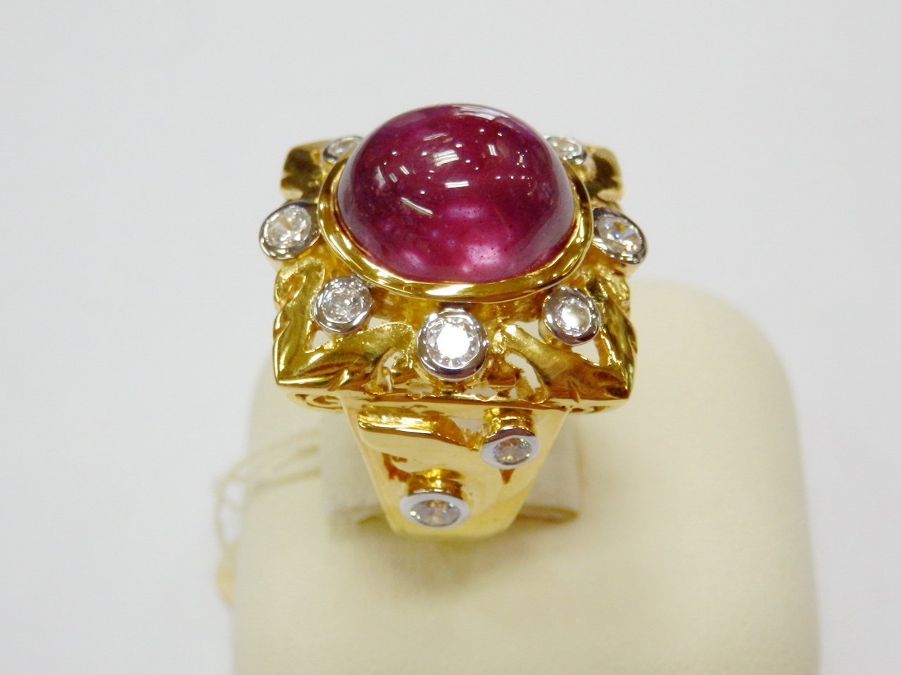 n221แหวนทับทิมสีหวาน ประดับเพชรบนตัวเรือนลายไทย สวยใหญ่ไม่เหมือนใคร ใส่ได้ทั้งชายหญิงค่ะ