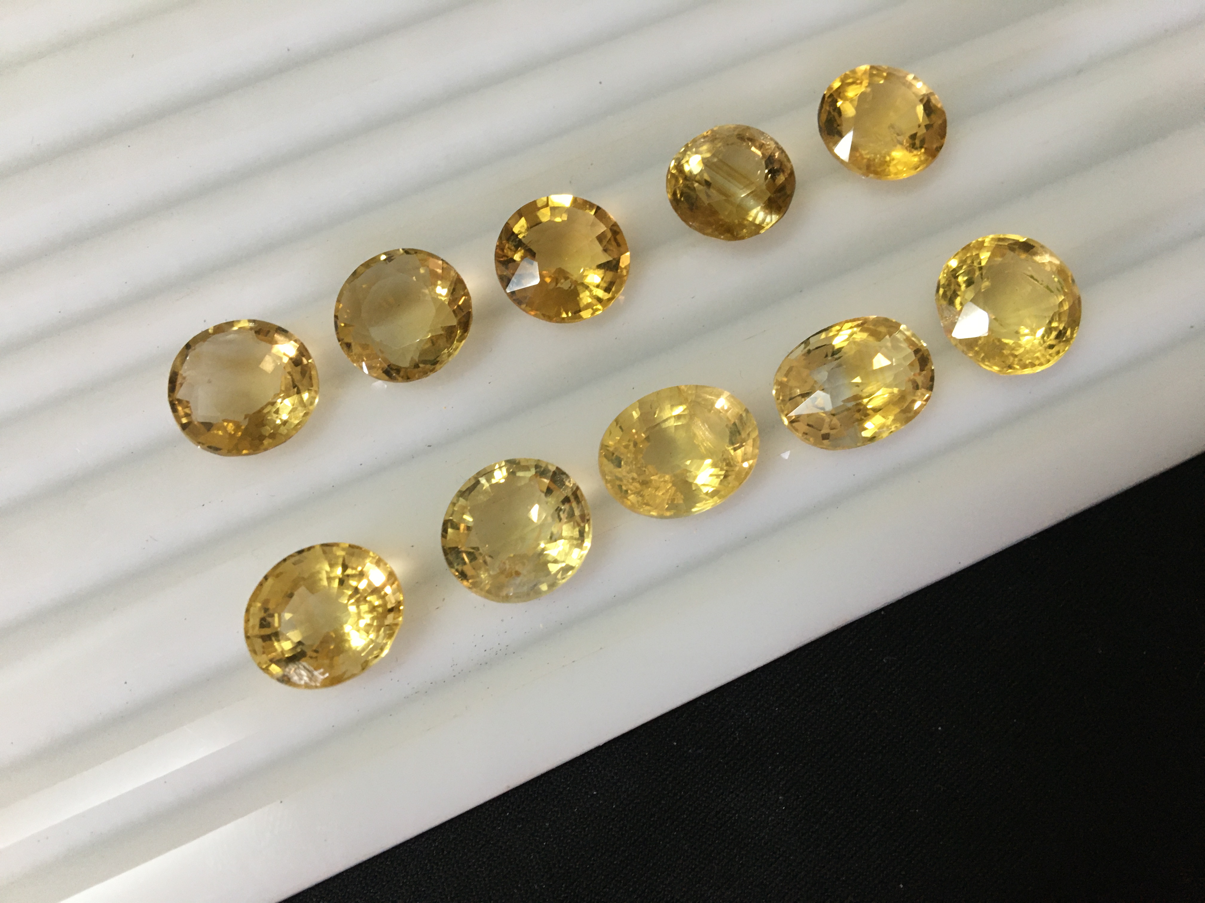 (มาใหม่ค่ะ เม็ดละ 390) ซิทรินแท้ สี light gold 10 เม็ดหนักรวม 38 กะรัต สีทอง หวาน เล่นไฟวิบวับ ไม่พอใจยินดีคืนเงิน