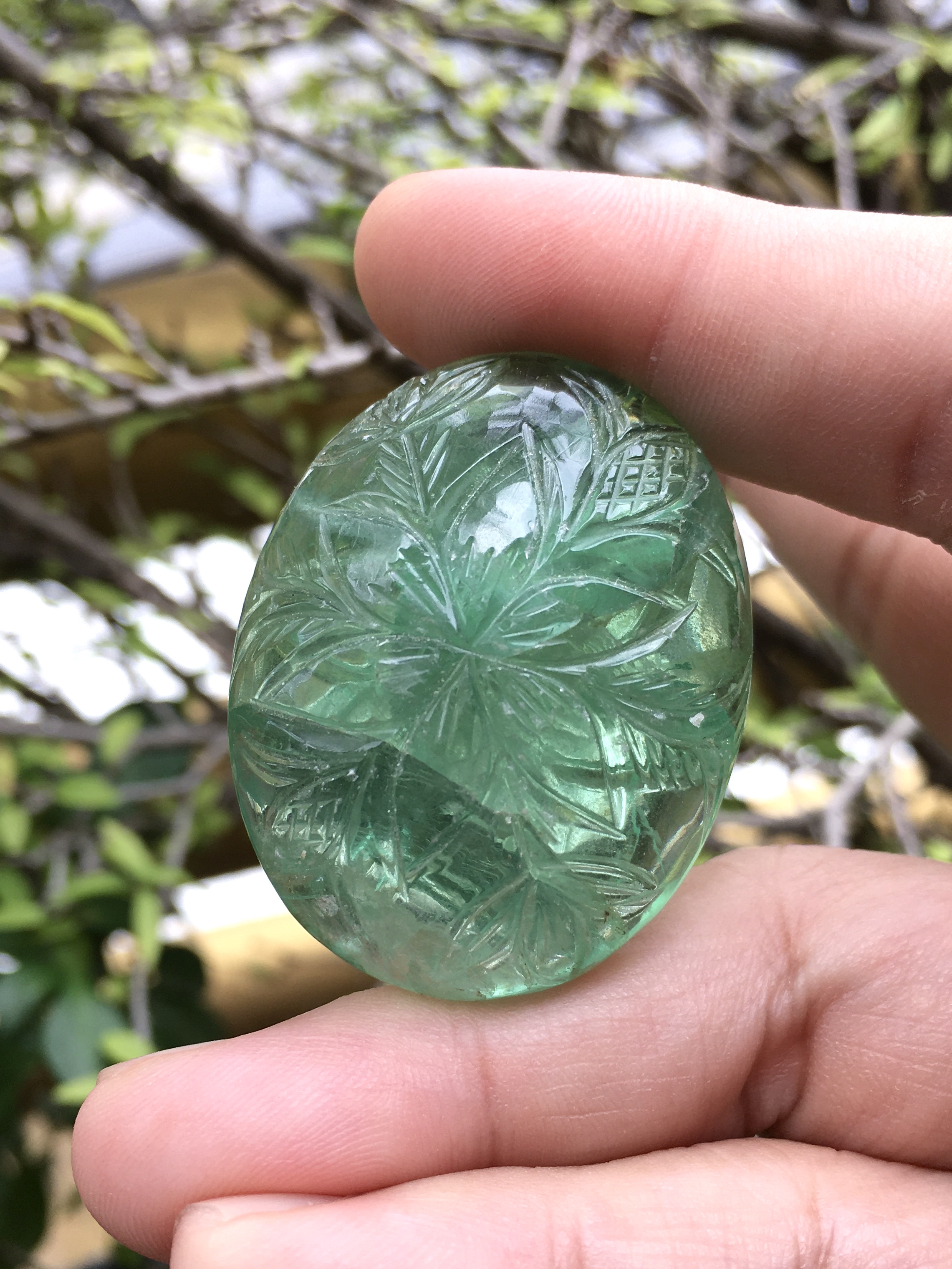 (Big size) FLUORITE ฟลูออไรท์ แท้ 147 กะรัต เม็ดโต สีเขียวโทนหวานๆ แกะลายดอกไม้หน้าหลัง งานมือหายาก มีตำหนิในเนื้อตามธรรมชาติ