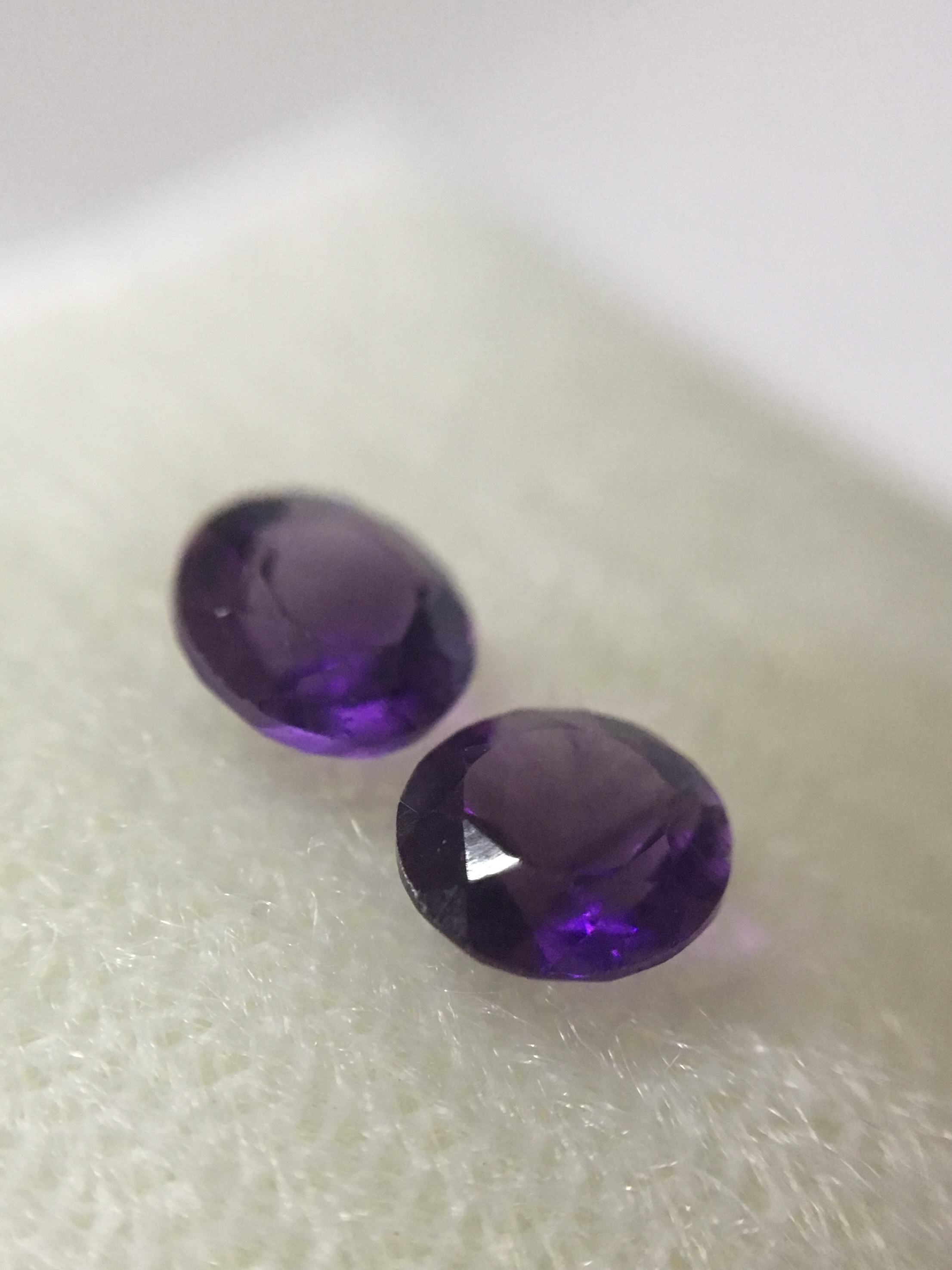 AMETHYST อเมทิสต์ แท้ 2 เม็ด 0.86 กะรัต จับคู่สำหรับทำต่างหู สีสวยสดมาก สวยมากค่ะ