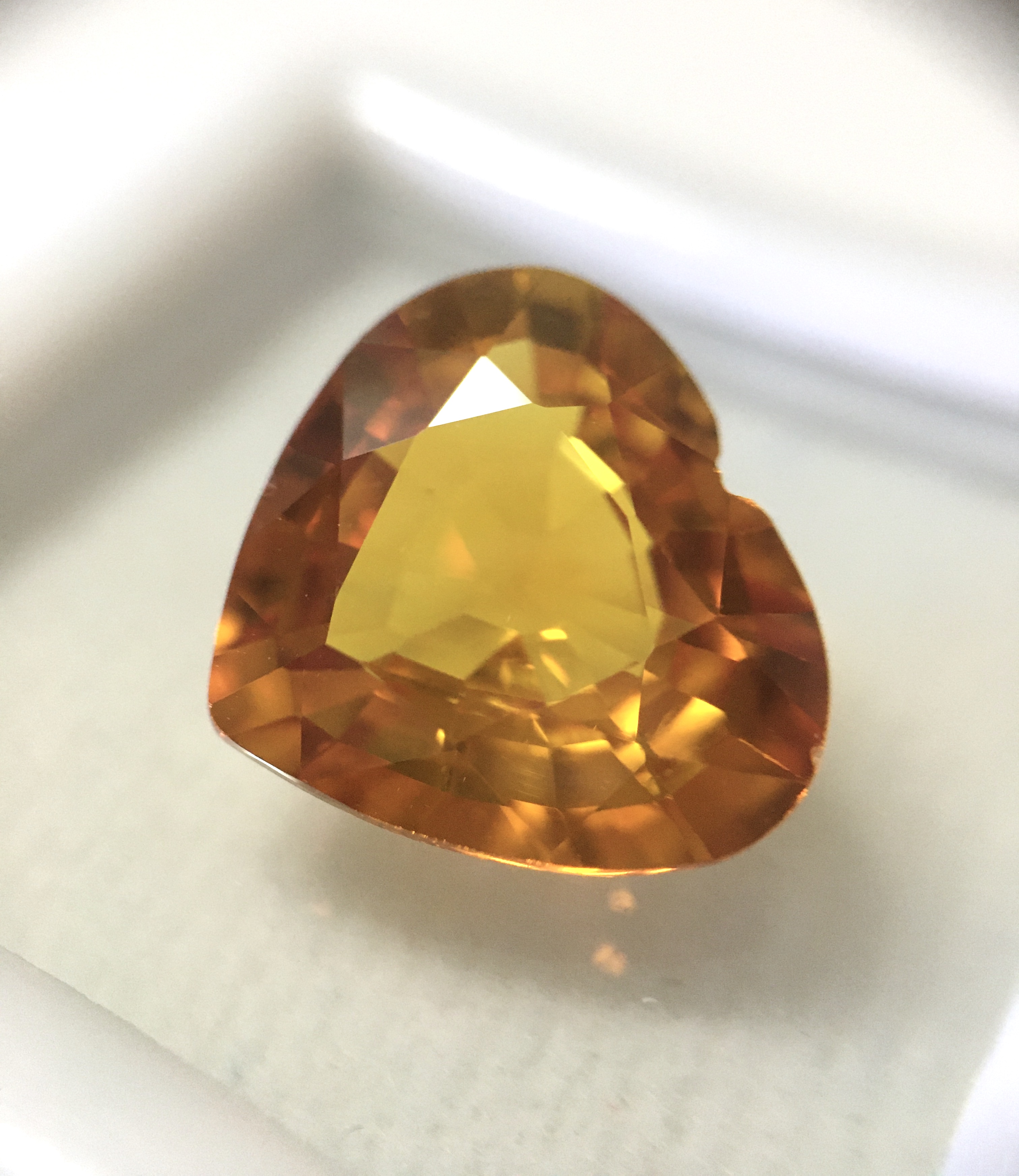 บุษราคัม โคลนนิ่ง 6.7 กะรัต พลอยสังเคราะห์เนื้อแข็ง ทรงหัวใจ เหลี่ยมคมเนื้อสวยจัด ไฟดีม๊าก