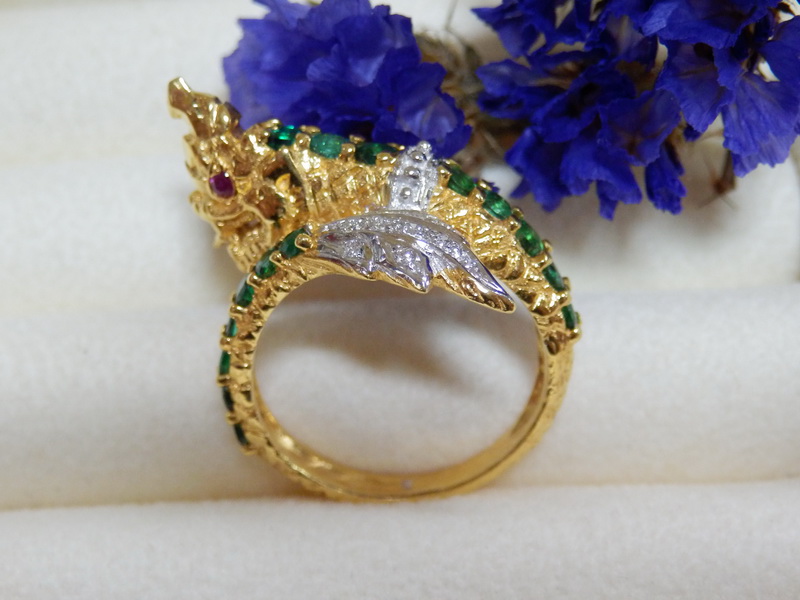 ((ขายแล้ว))PP5304 แหวนพญานาค ประดับมรกตแท้สีเขียวสด ใส่สวยเสริมราศี